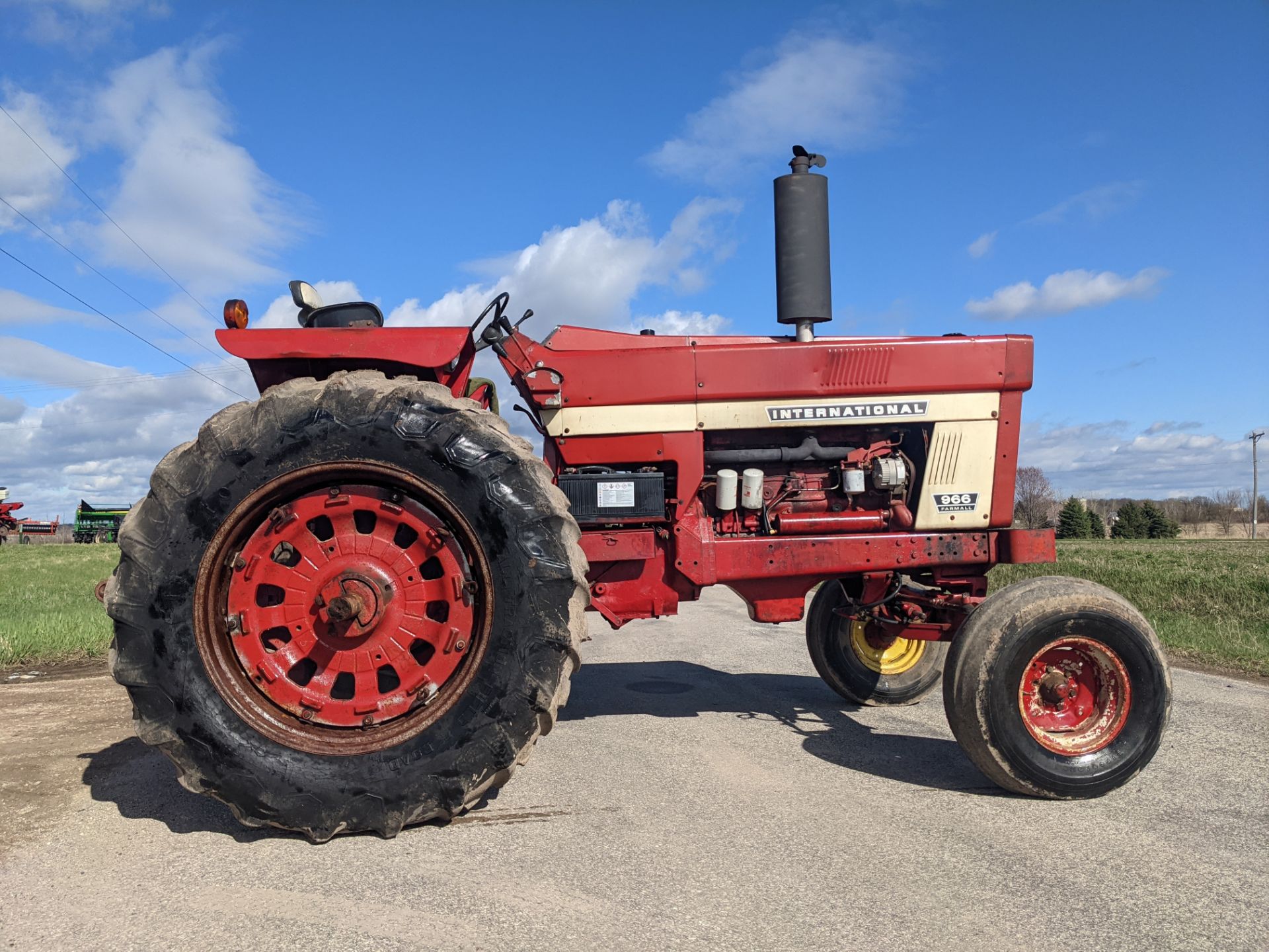 INTERNATIONAL 966 TRACTOR (Clutch Out)