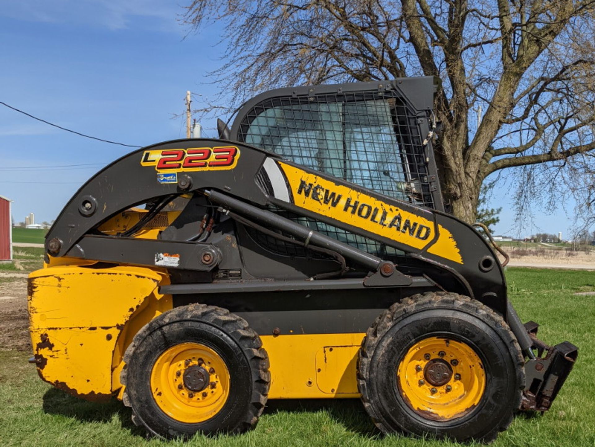 NEW HOLLAND L223 SKID STEER - Image 2 of 6