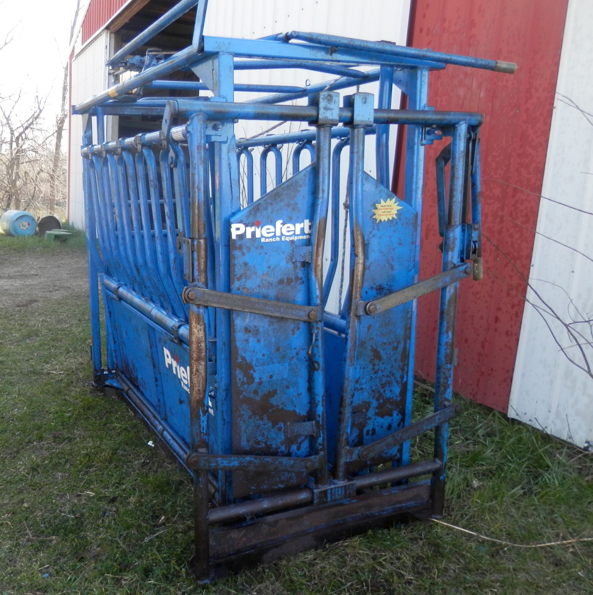 PRIEFERT SQUEEZE CHUTE w/AUTO HEADGATE - Image 6 of 7