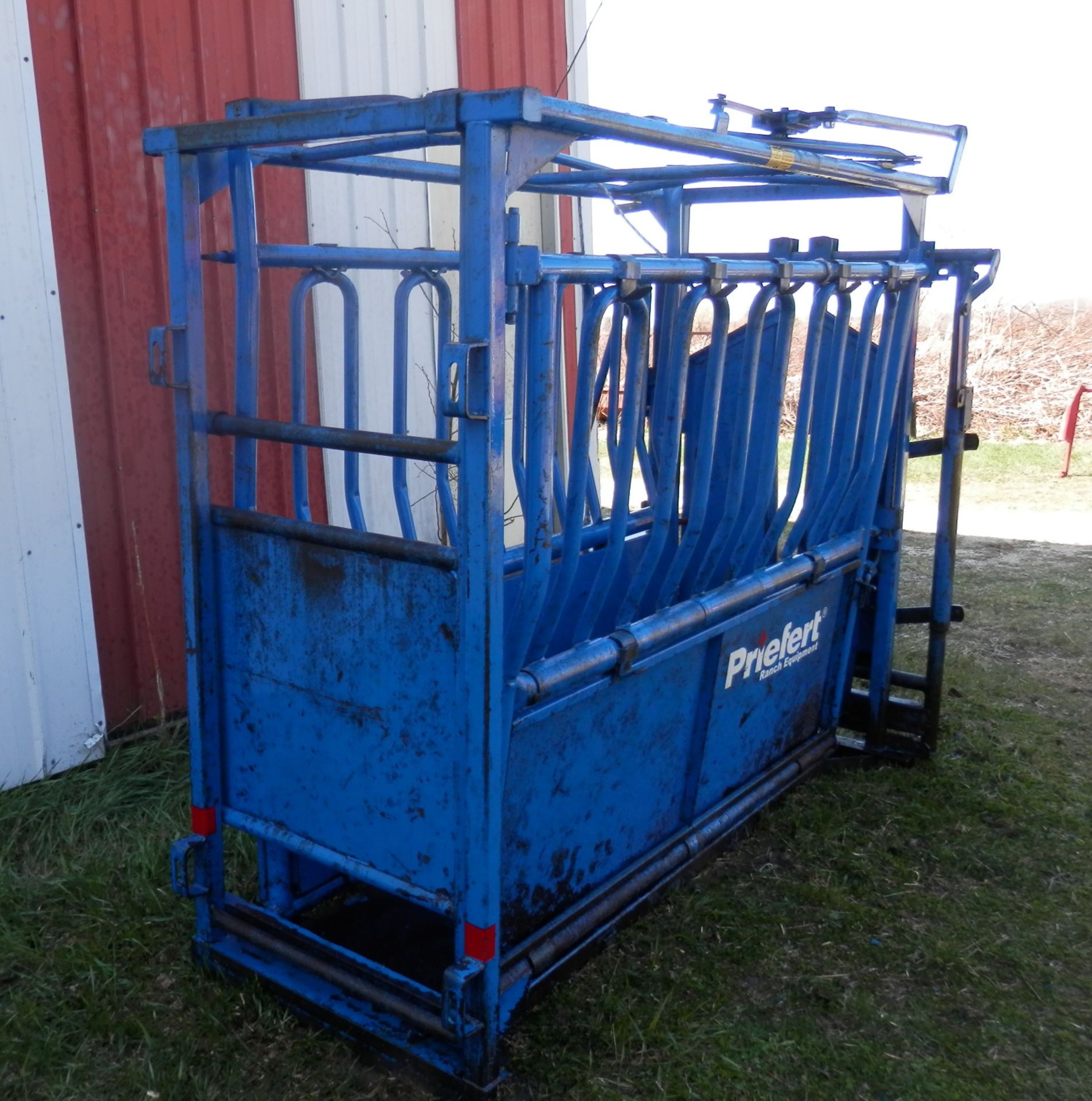 PRIEFERT SQUEEZE CHUTE w/AUTO HEADGATE - Image 4 of 7