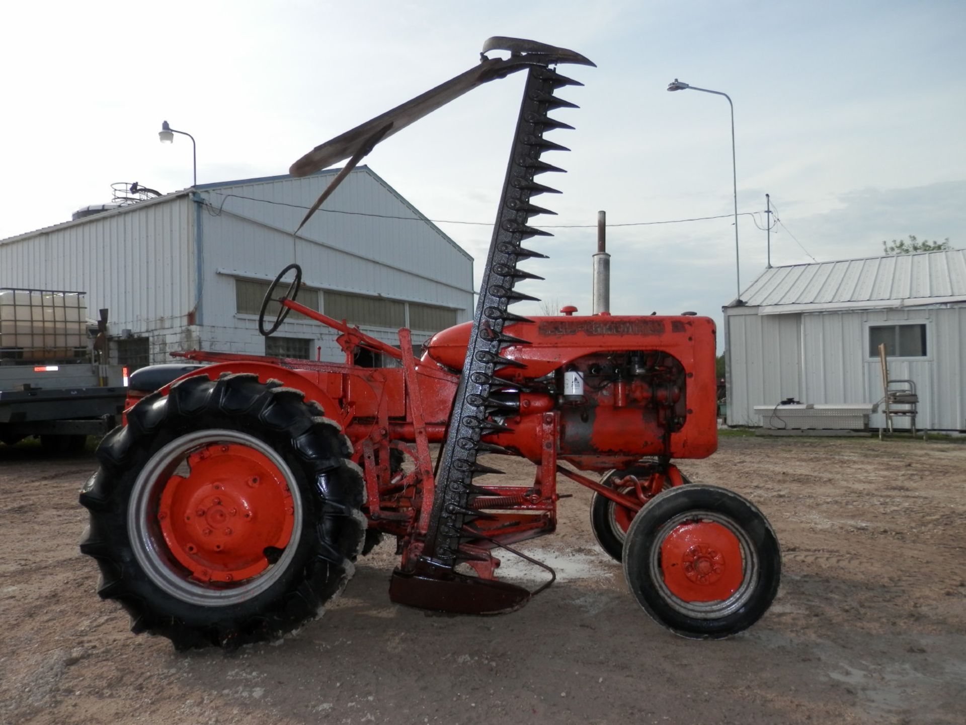 ALLIS CHALMERS B TRACTOR w/6' SICKLE MOWER