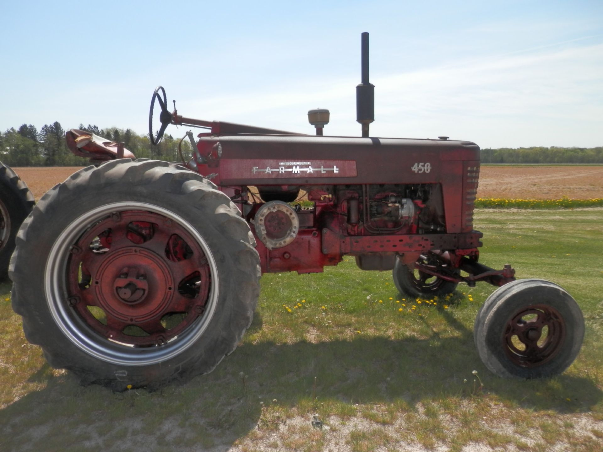 INTERNATIONAL FARMALL 450 Gas TRACTOR - Image 3 of 8