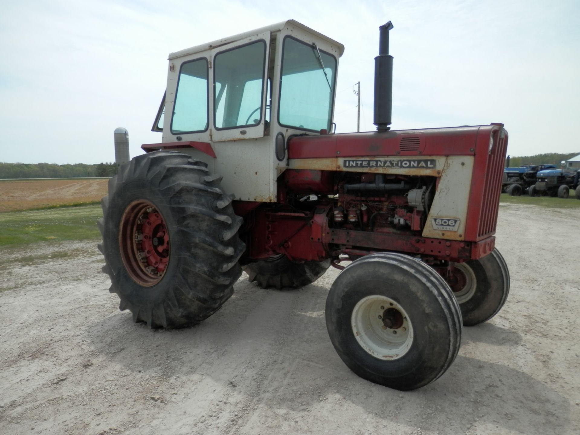 INTERNATIONAL i-806 TRACTOR w/ICE BOX CAB