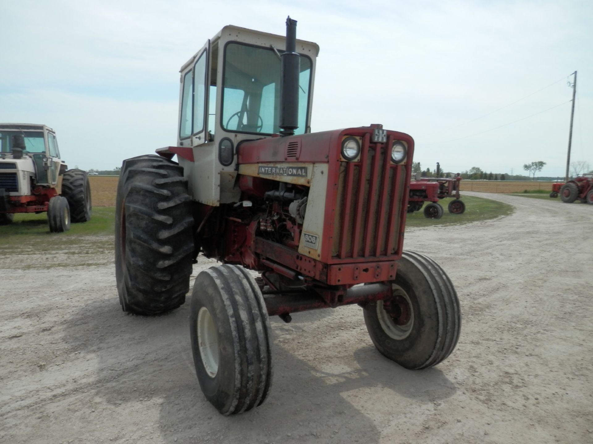 INTERNATIONAL i-806 TRACTOR w/ICE BOX CAB - Image 2 of 10