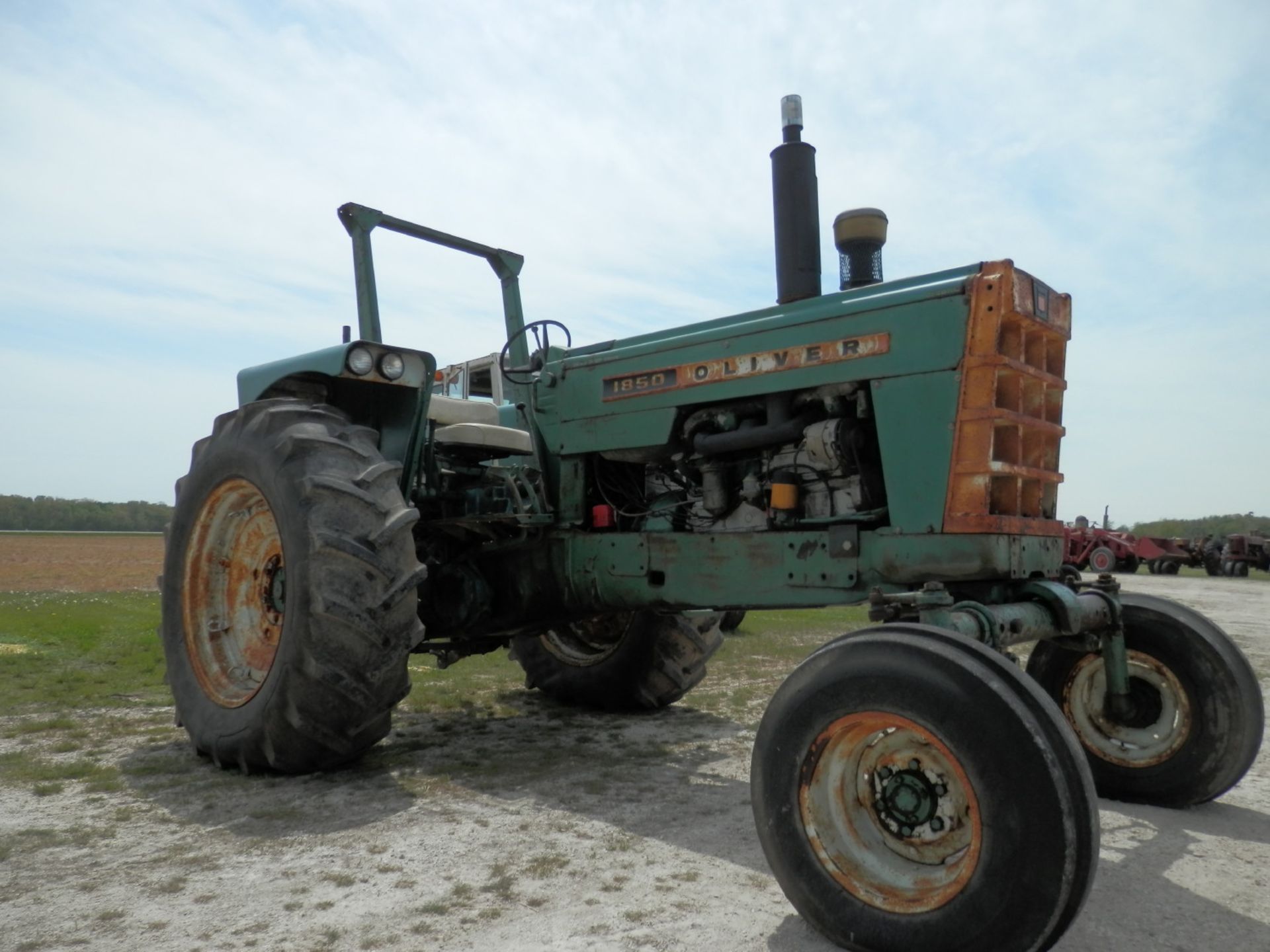 OLIVER 1850 TRACTOR