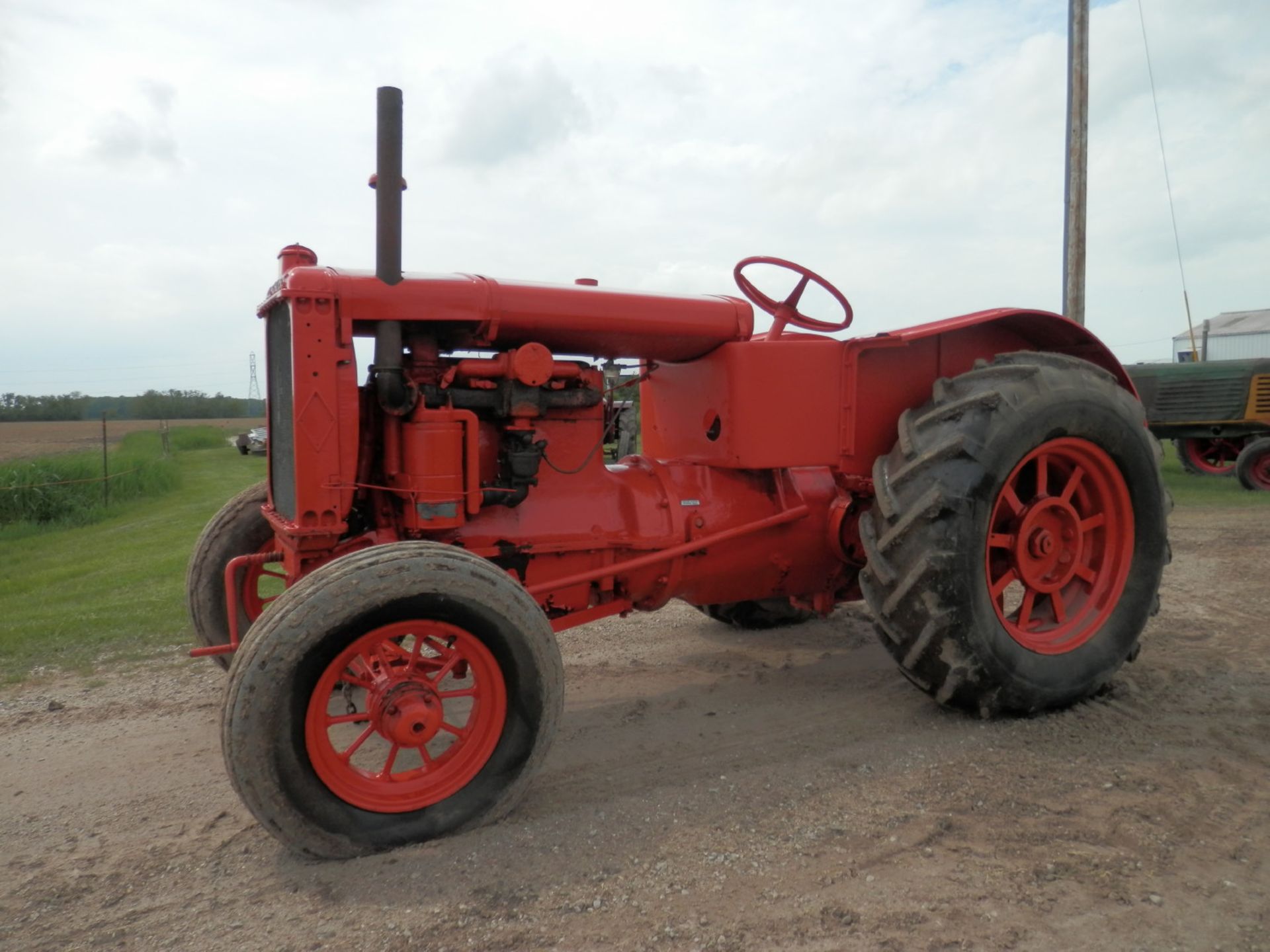 ALLIS CHALMERS "U" TRACTOR - Image 3 of 6
