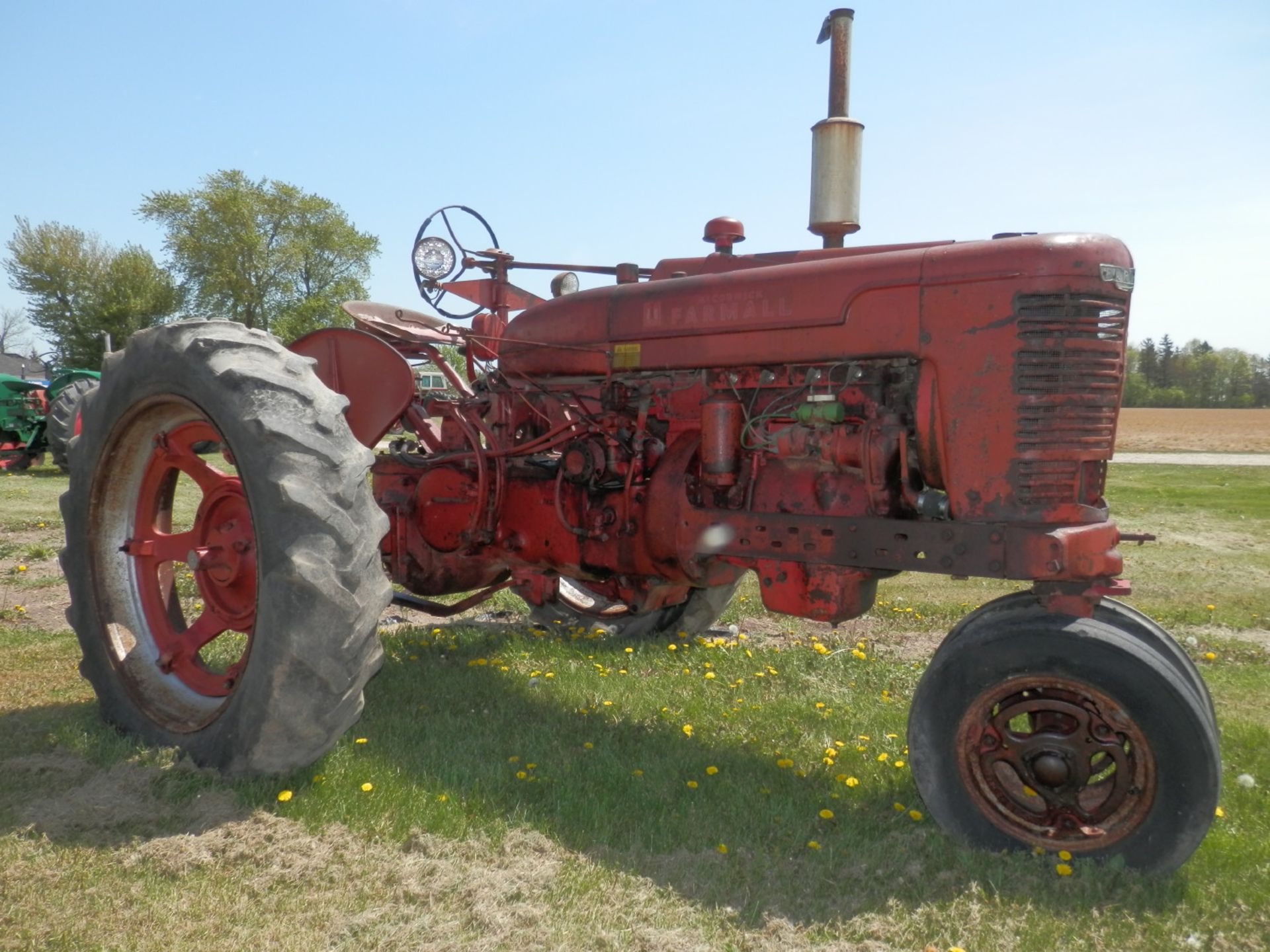 INTERNATIONAL FARMALL M TRACTOR