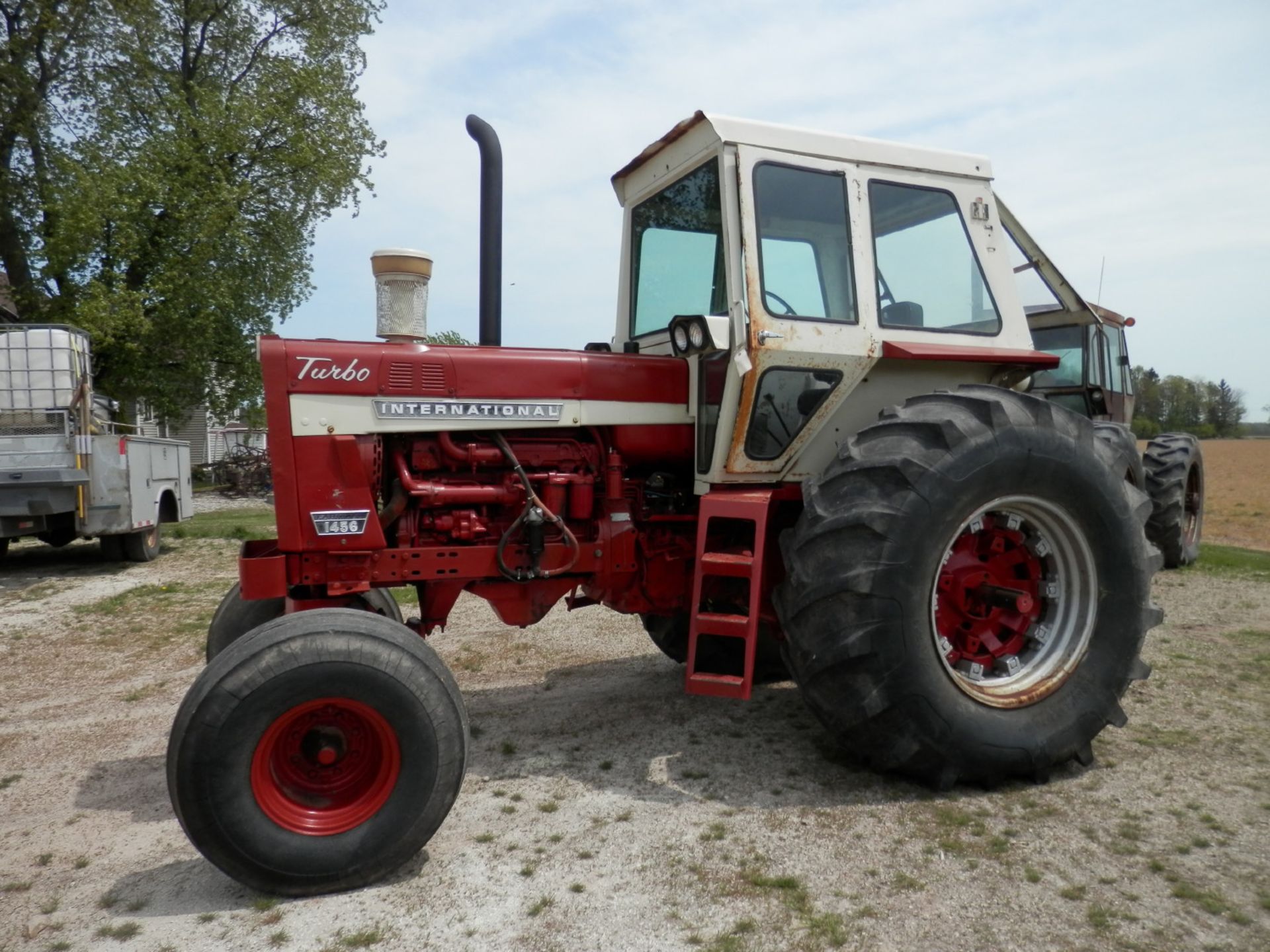 INTERNATIONAL 1456 TURBO TRACTOR - Image 2 of 8