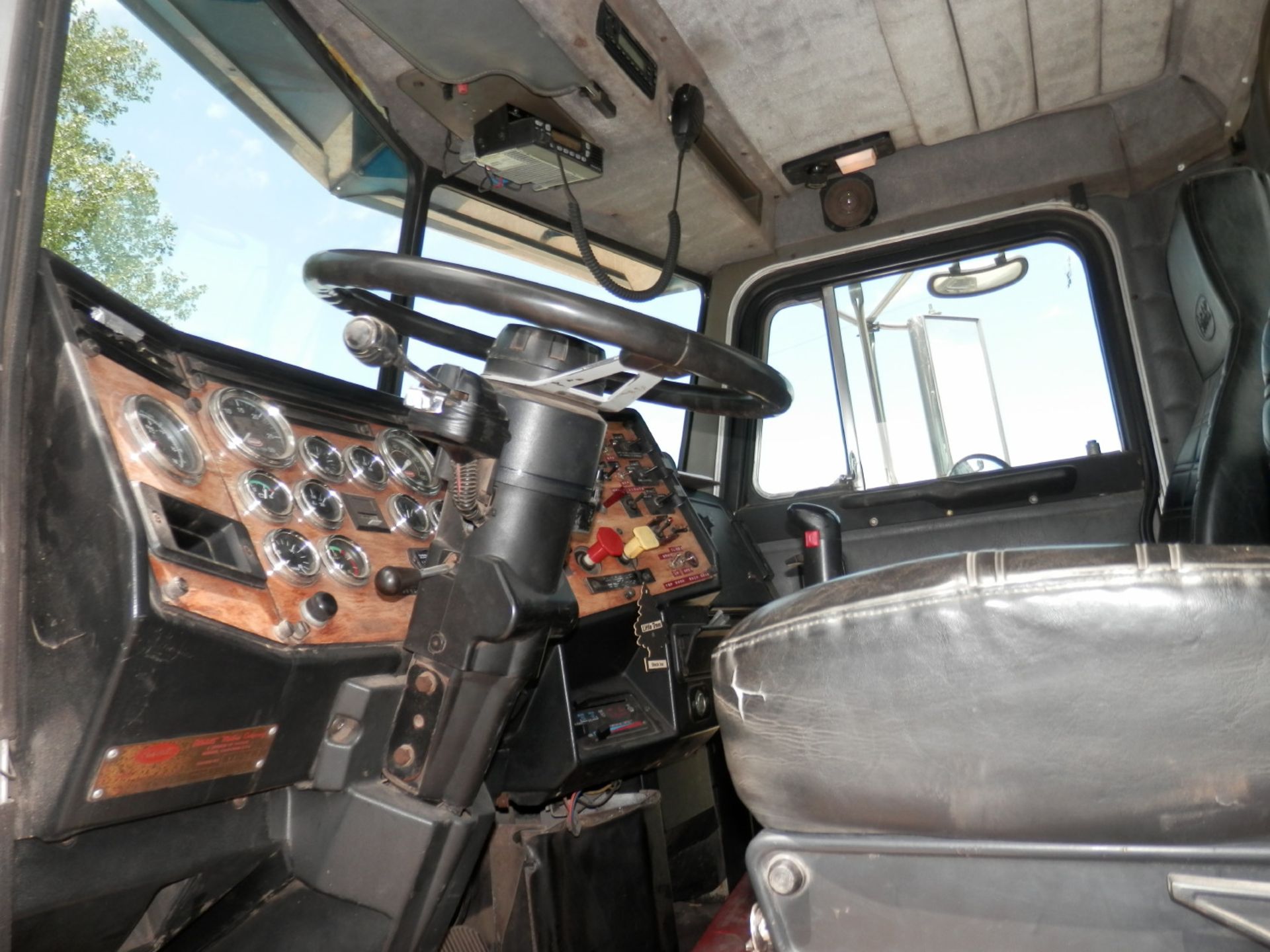 1990 PETERBILT MDL 375 DAY CAB SEMI TRACTOR VIN: 1XPBDE9X4LN297936 - Image 10 of 16