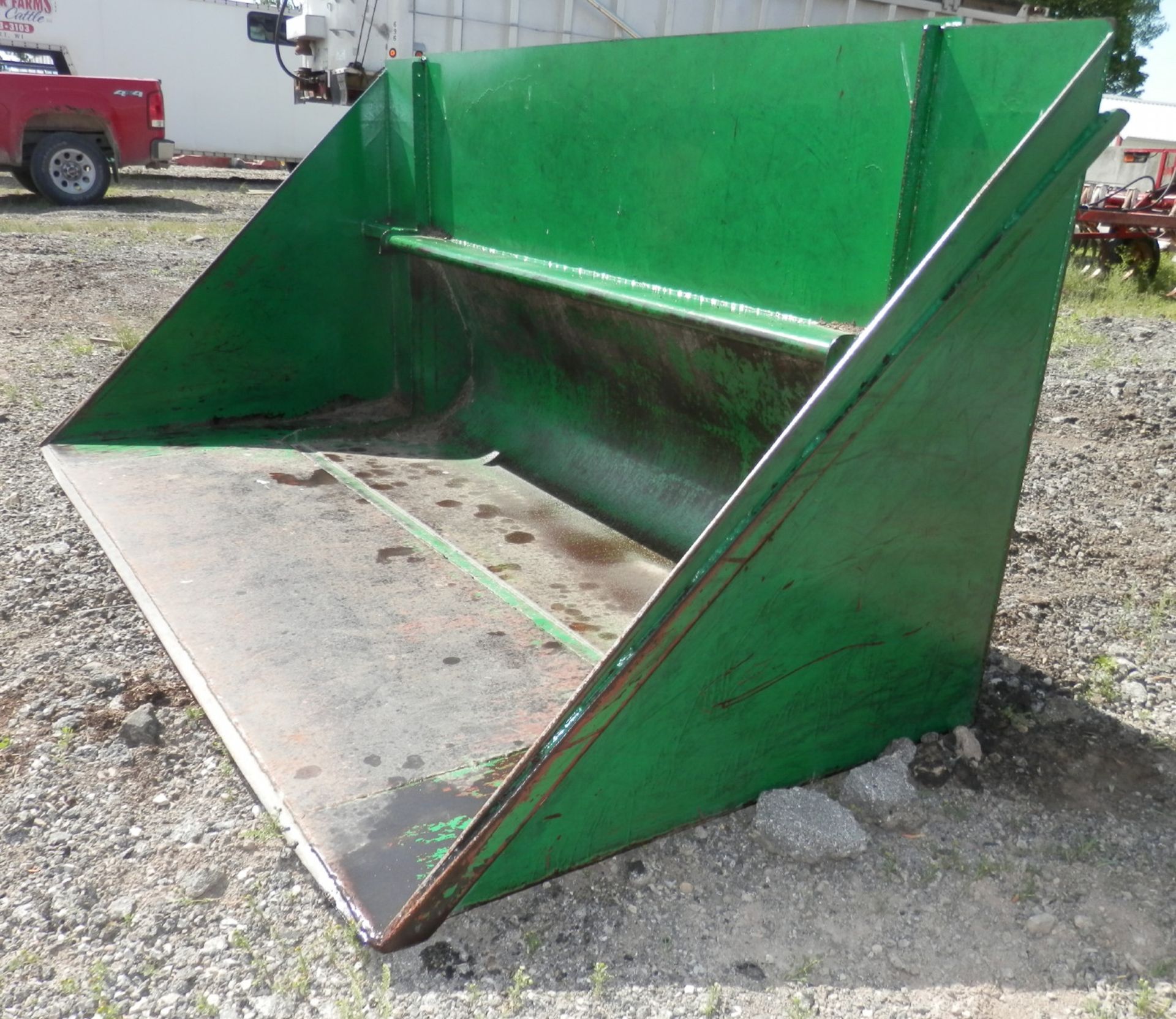 JOHN DEERE LARGE MATERIAL BUCKET FOR LOADER - Image 2 of 3