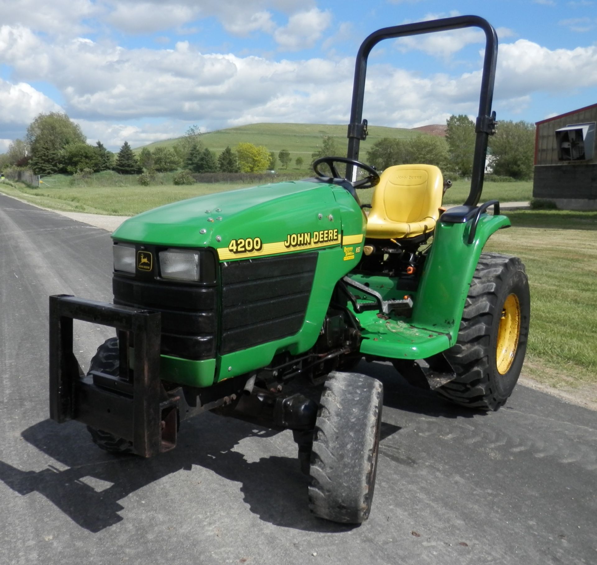 JOHN DEERE 4200 HST DSL. COMPACT TRACTOR - Image 3 of 8