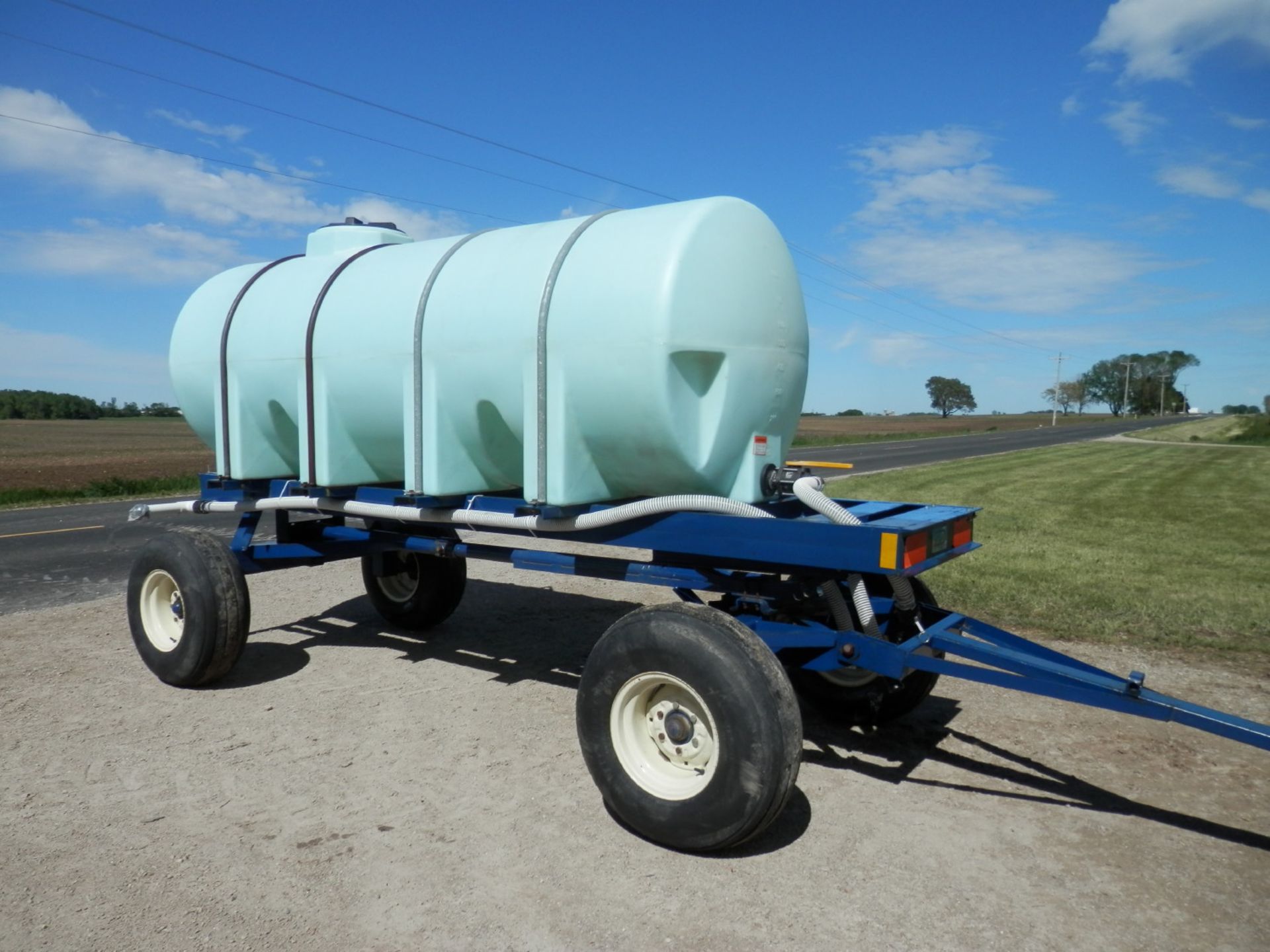 LINCO DIST 1000 GAL POLY SUPPLY TANK