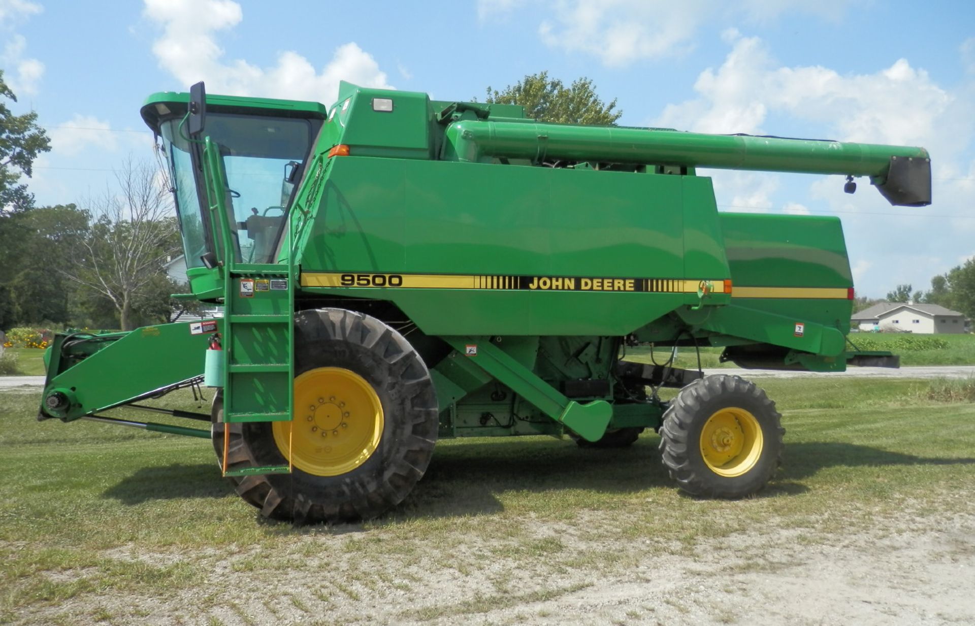 JOHN DEERE 9500 2WD COMBINE