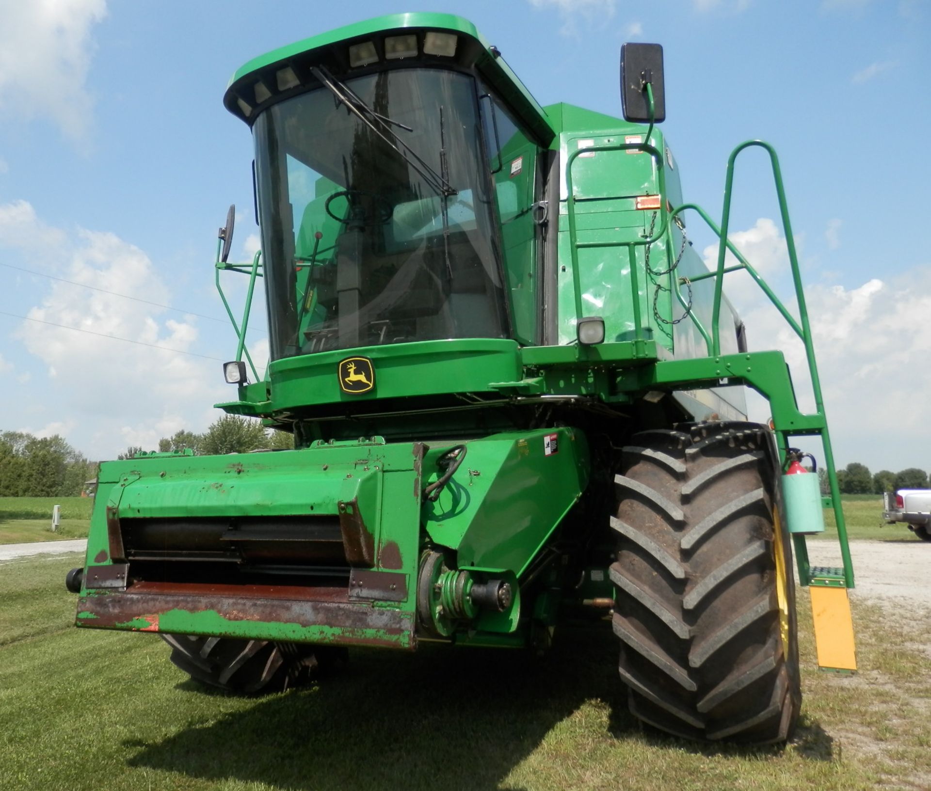 JOHN DEERE 9500 2WD COMBINE - Image 3 of 14