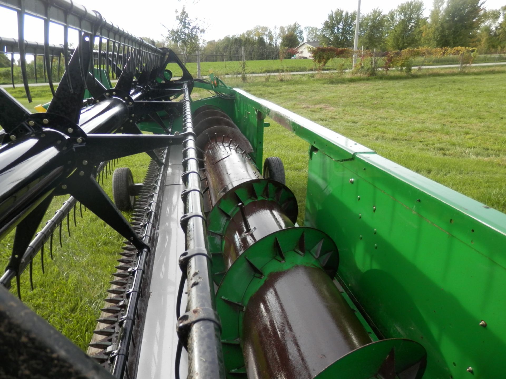 JOHN DEERE 920F FLEX GRAIN PLATFORM - Image 8 of 9