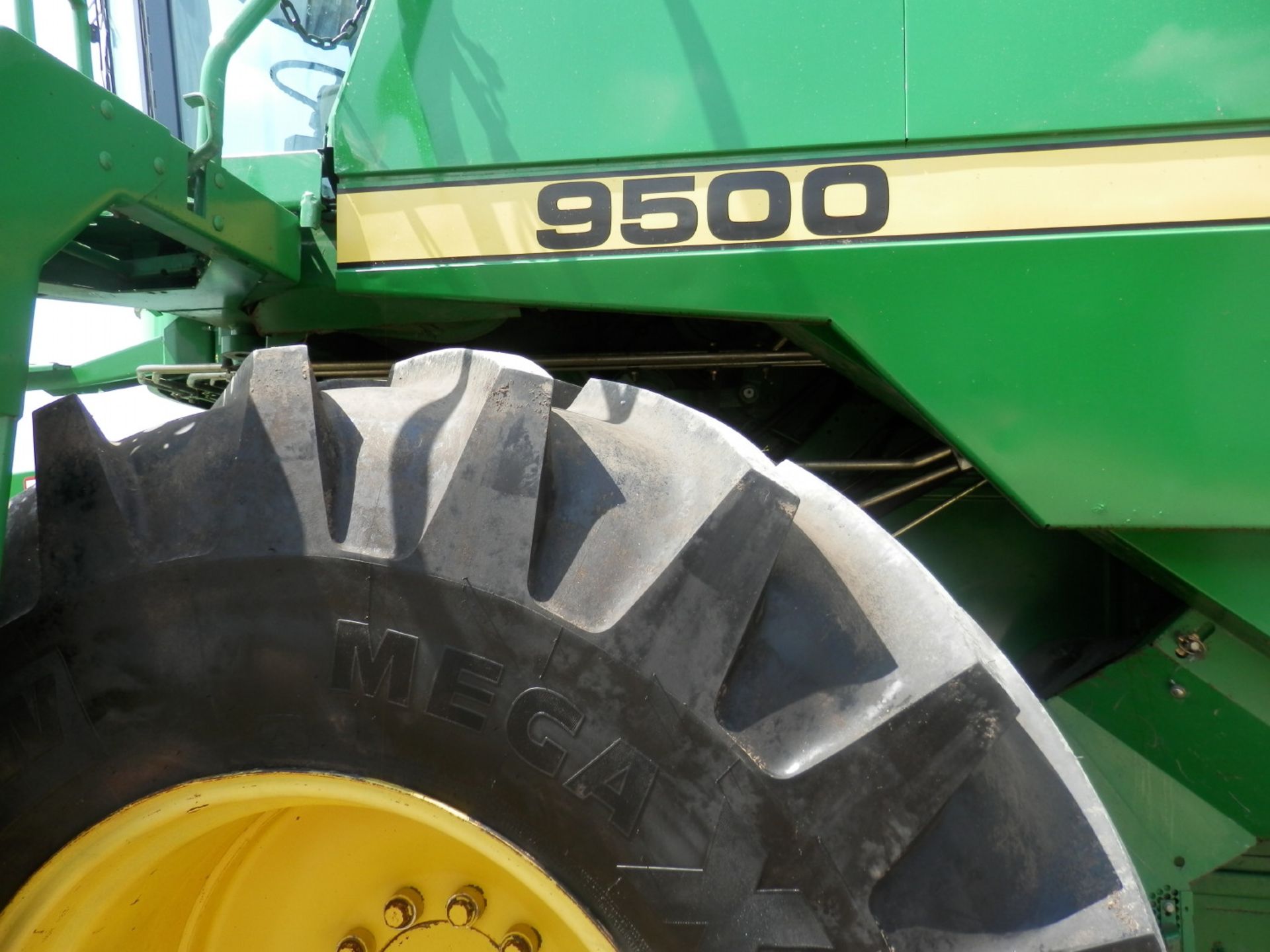 JOHN DEERE 9500 2WD COMBINE - Image 12 of 14