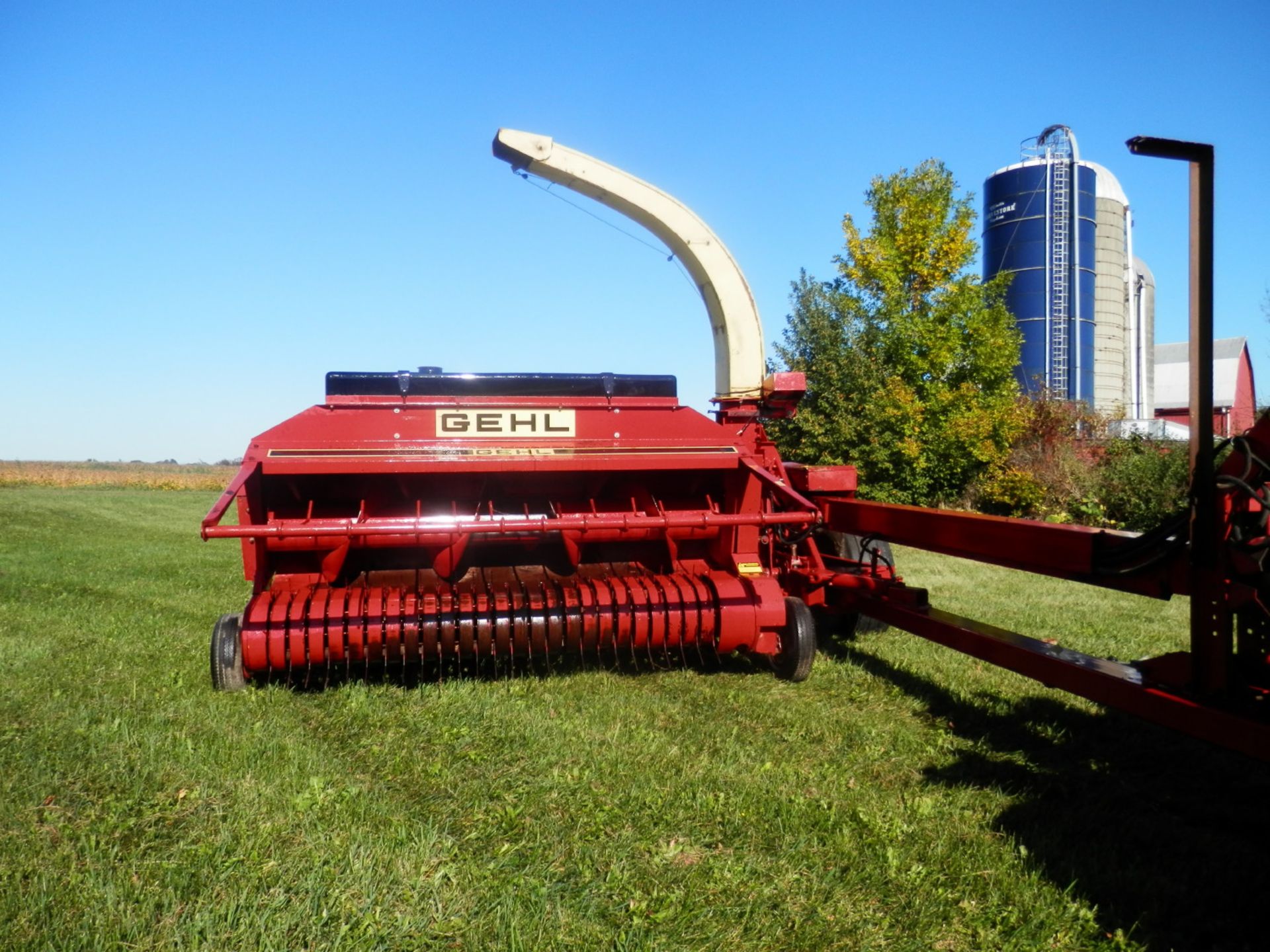 GEHL CB 1060 FORAGE CHOPPER w/GEHL HA 1210 HAYHEAD - Image 2 of 9