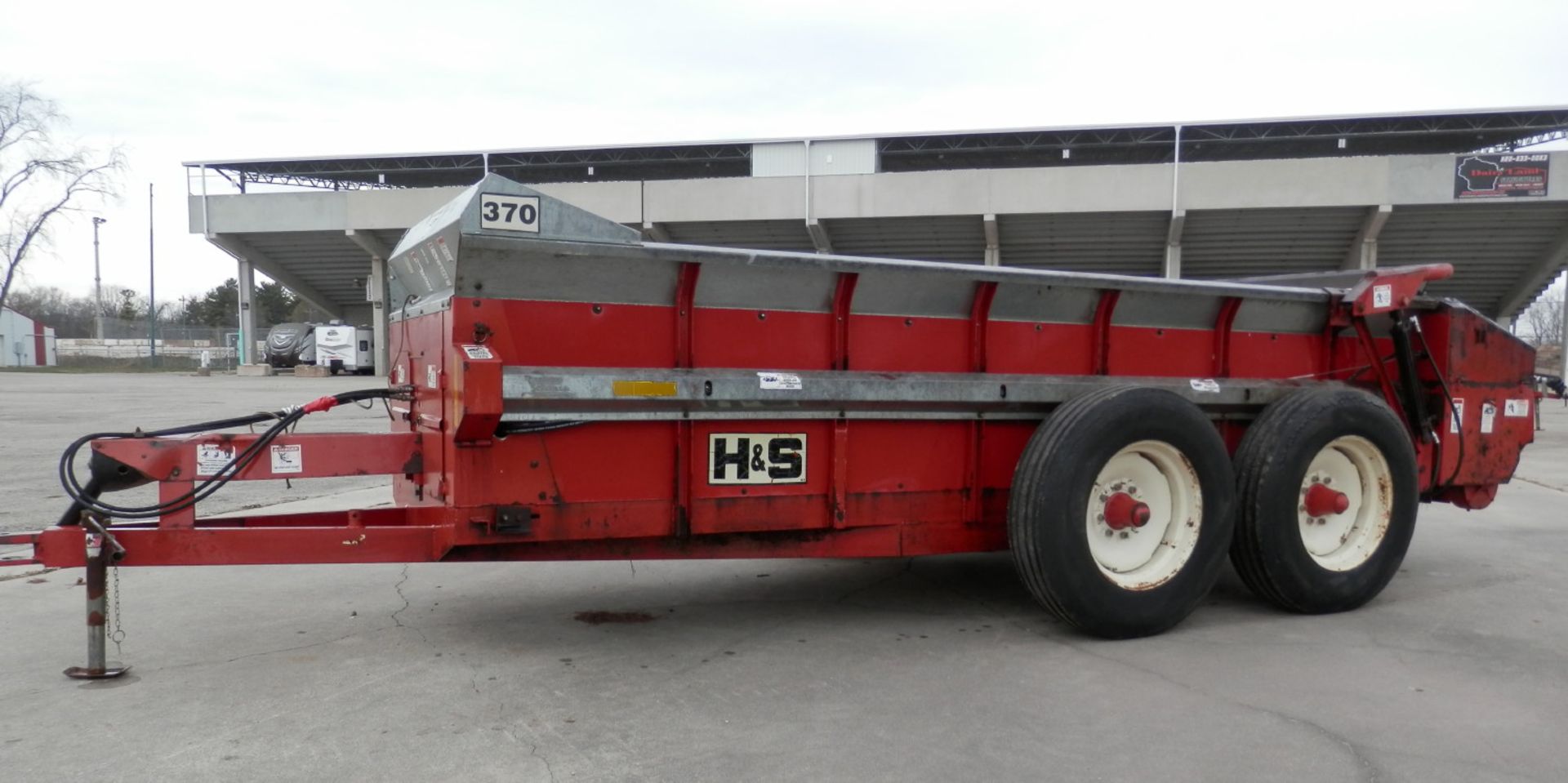 H&S 370 TANDEM AXLE BOX MANURE SPREADER - Image 3 of 9