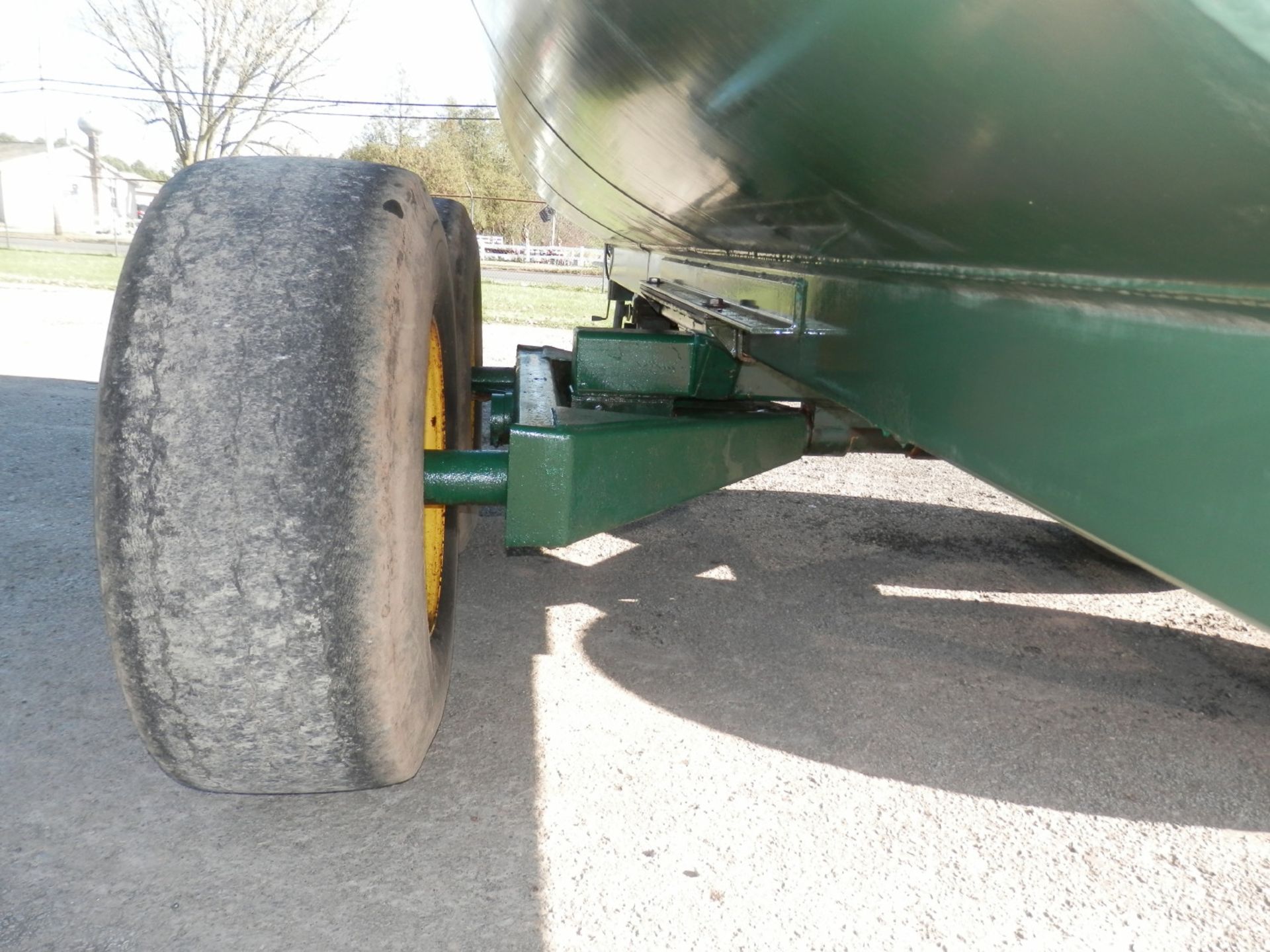 HUSKY 3000 GAL TANDEM AXLE MANURE TANKER - Image 15 of 19