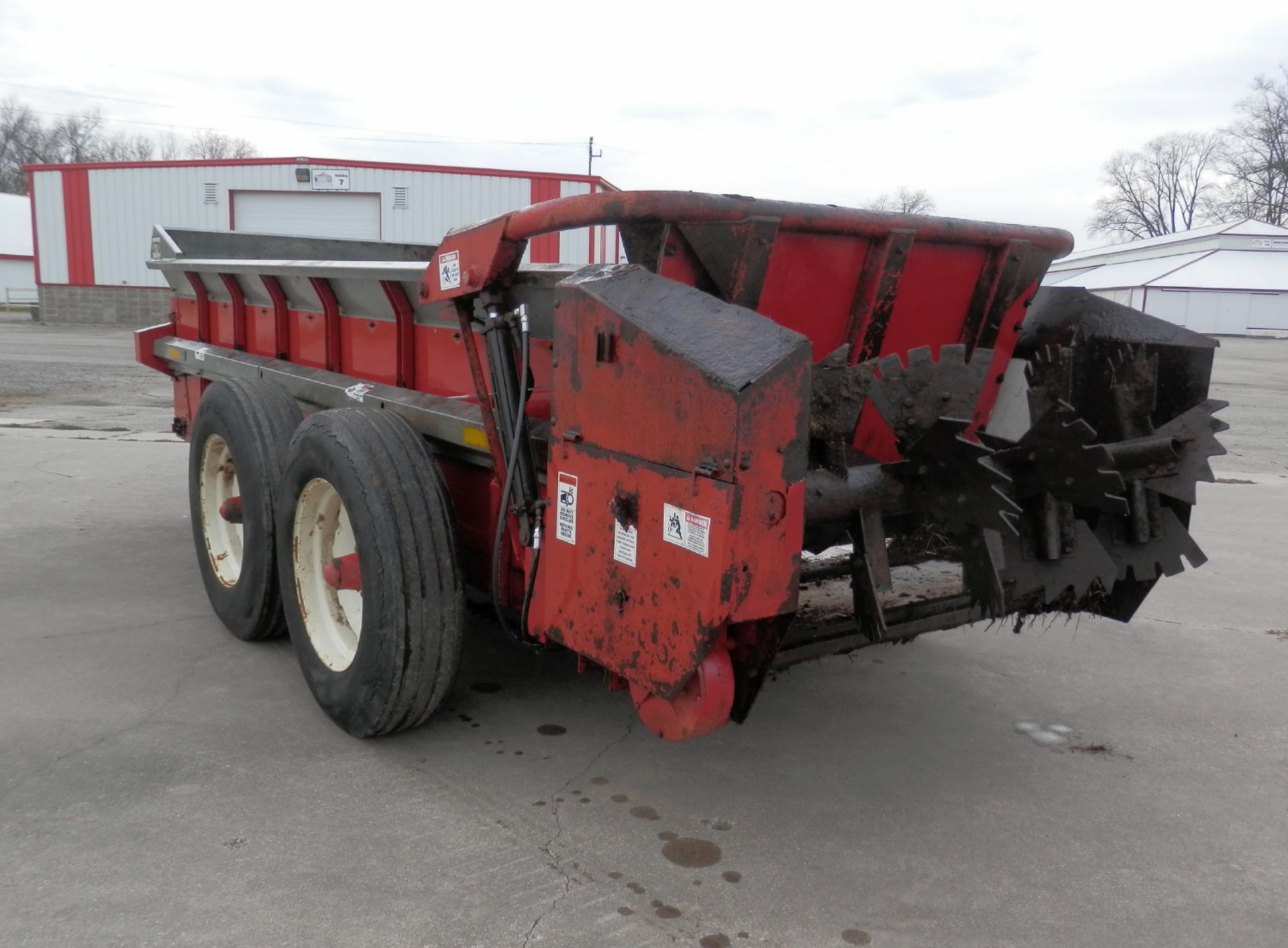 H&S 370 TANDEM AXLE BOX MANURE SPREADER - Image 5 of 9