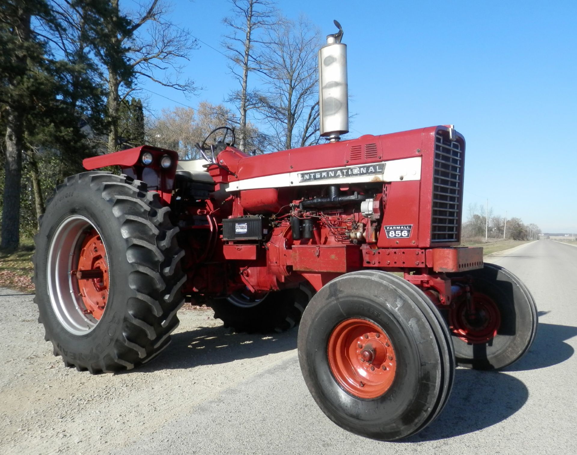 IH FARMALL 856 2WD TRACTOR - Image 5 of 19