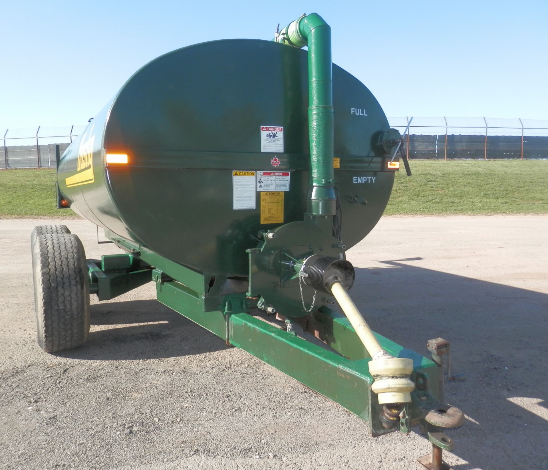 HUSKY 3000 GAL TANDEM AXLE MANURE TANKER - Image 2 of 19