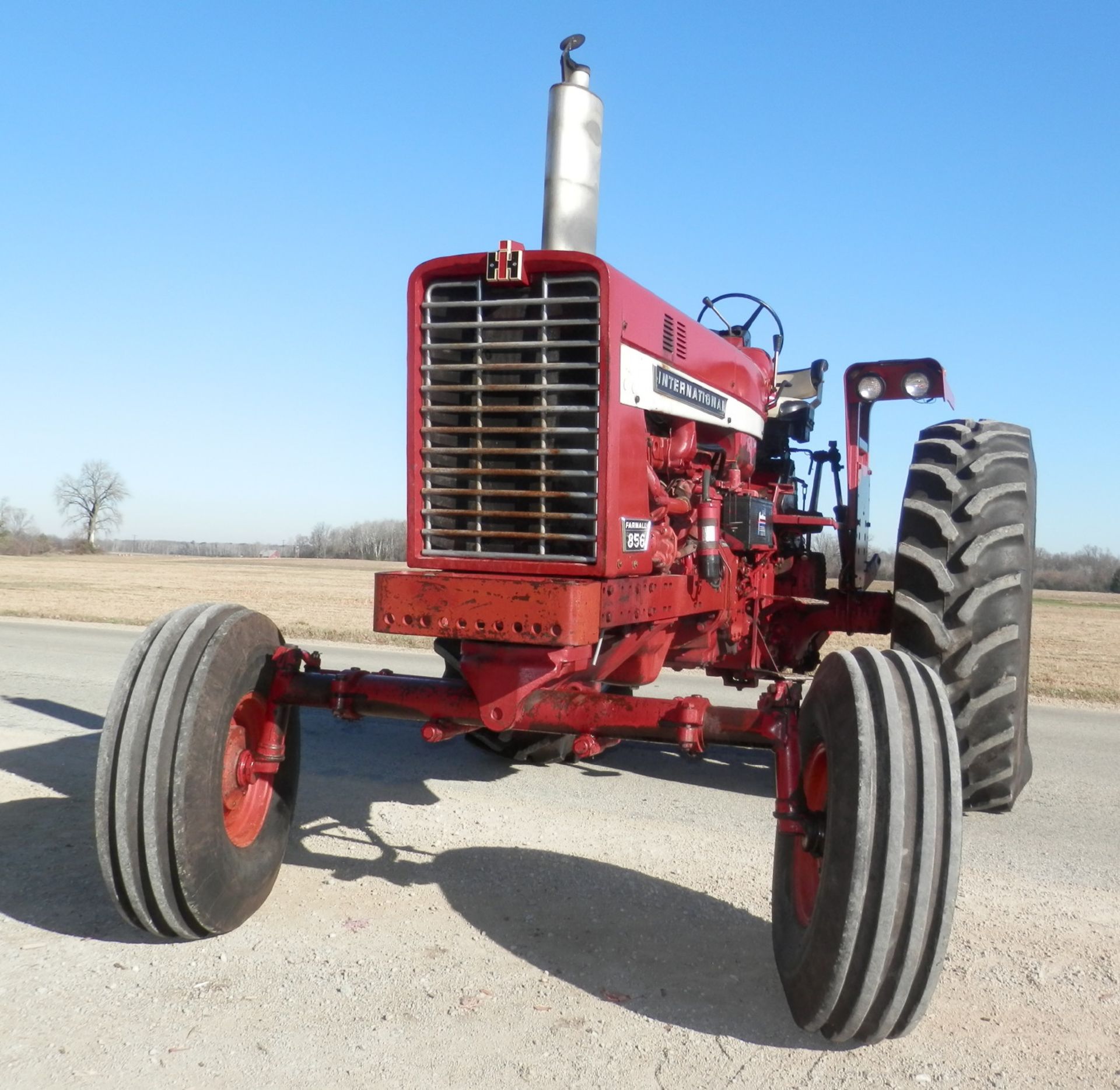 IH FARMALL 856 2WD TRACTOR - Image 4 of 19