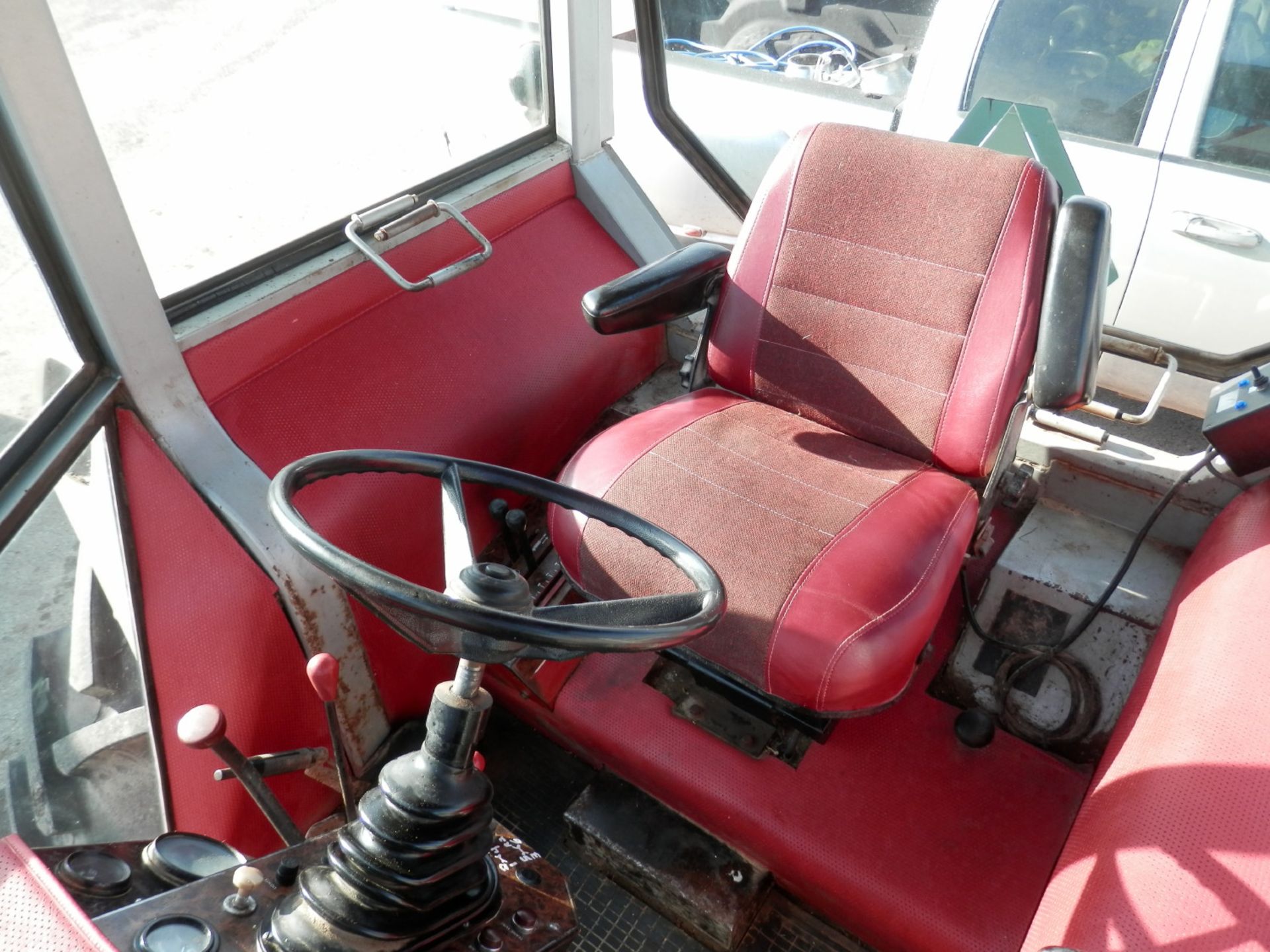 WHITE 2-105 2WD CAB TRACTOR - Image 9 of 14