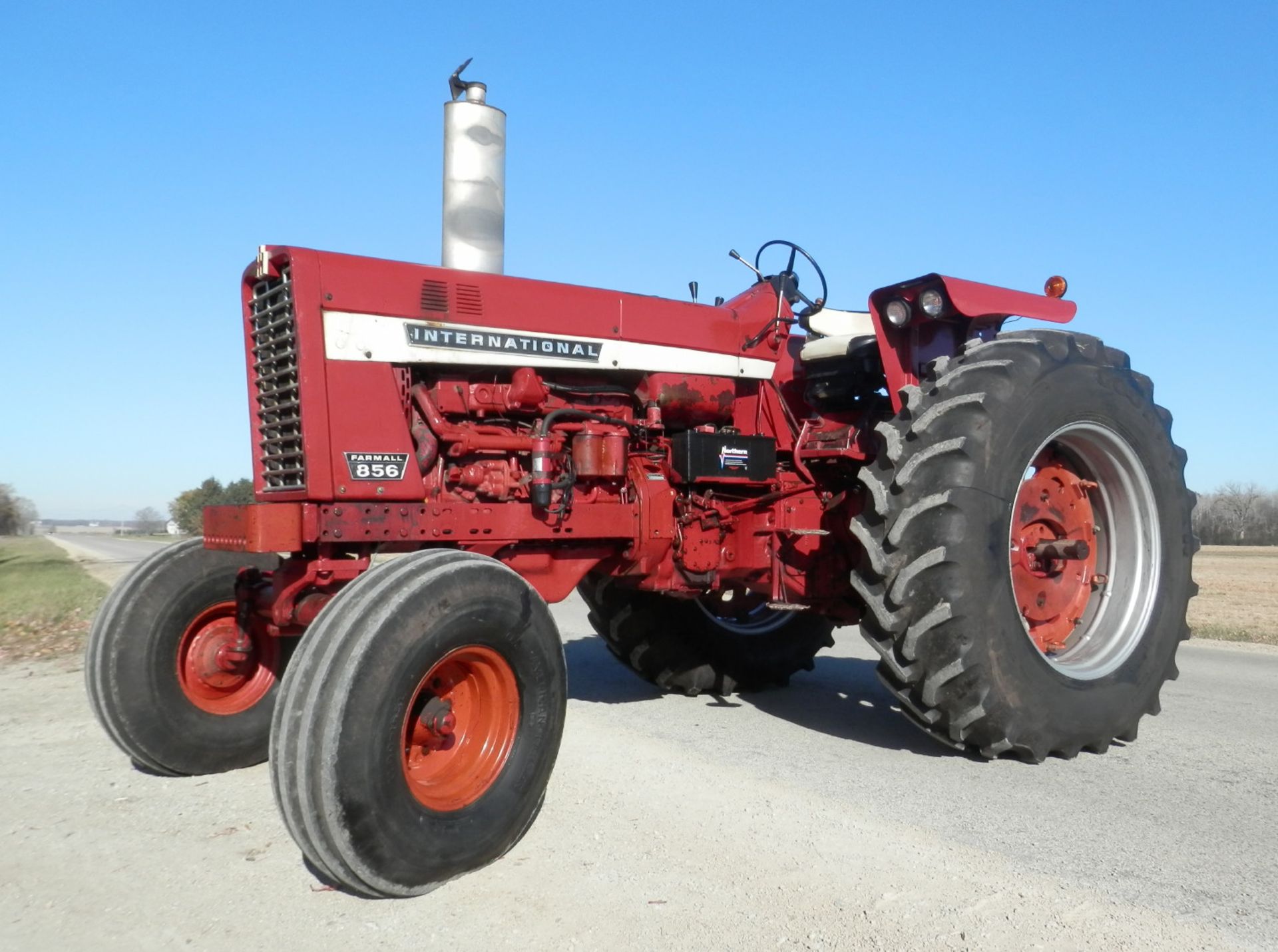 IH FARMALL 856 2WD TRACTOR - Image 2 of 19