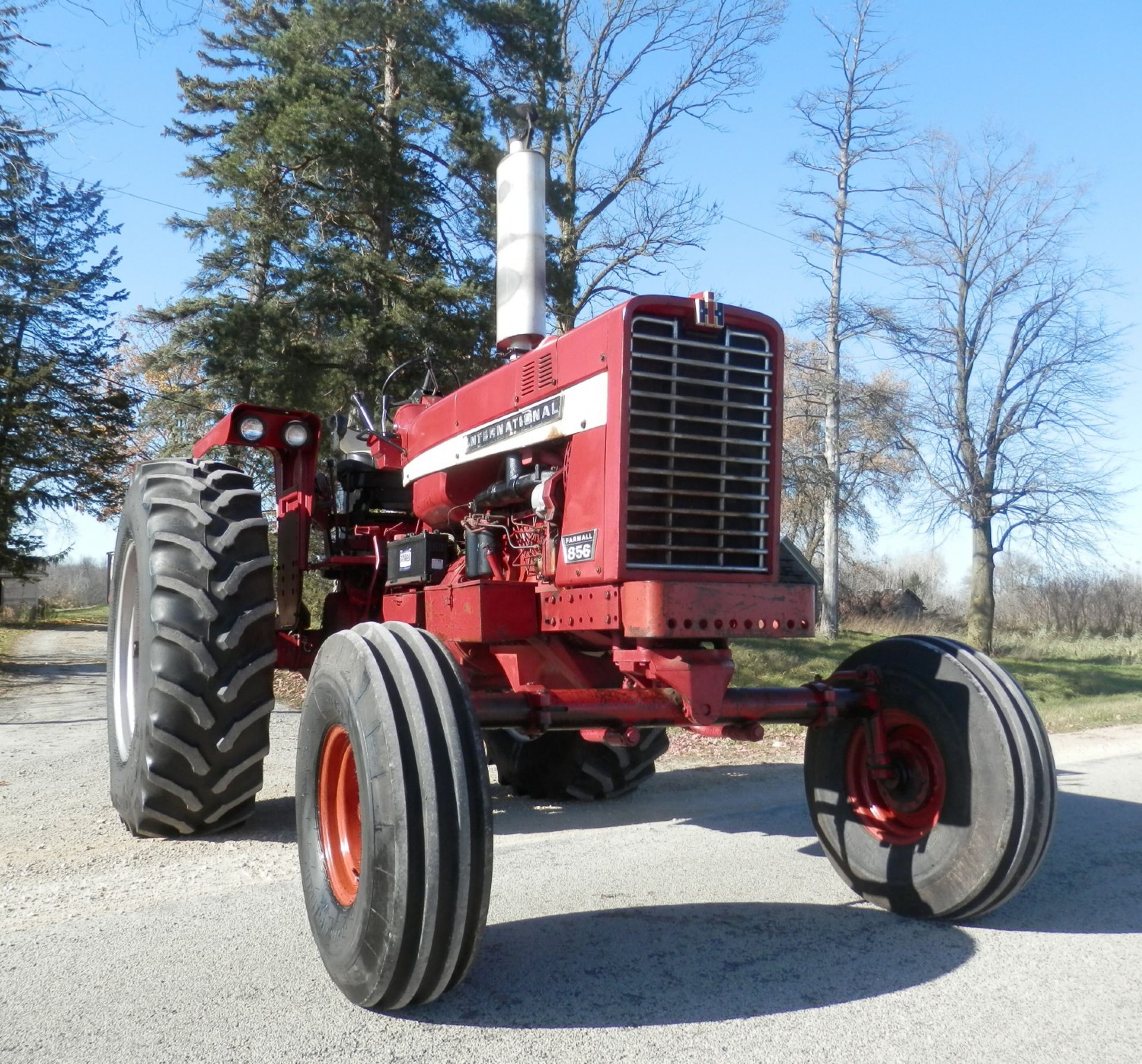 IH FARMALL 856 2WD TRACTOR - Image 3 of 19