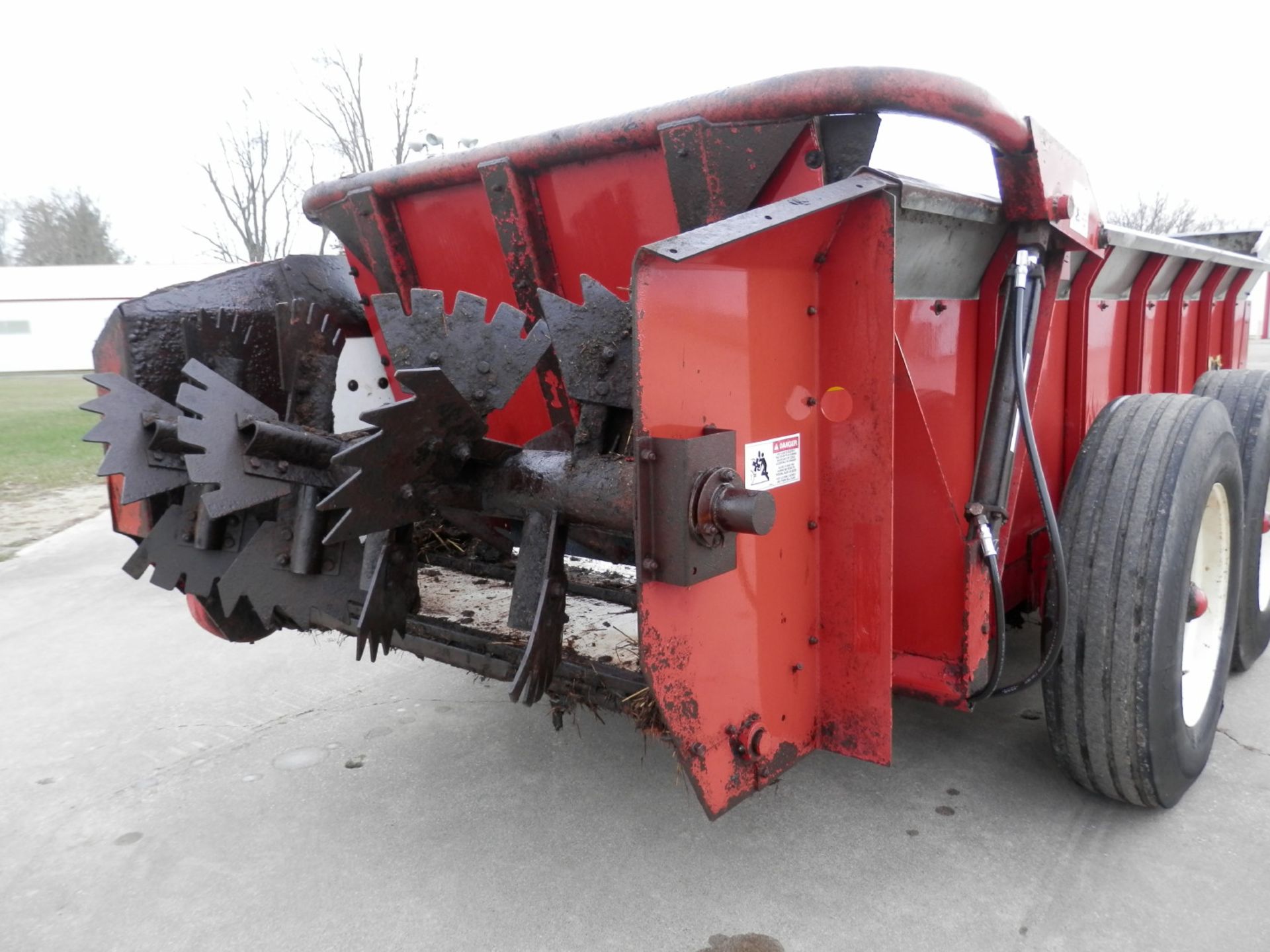 H&S 370 TANDEM AXLE BOX MANURE SPREADER - Image 6 of 9