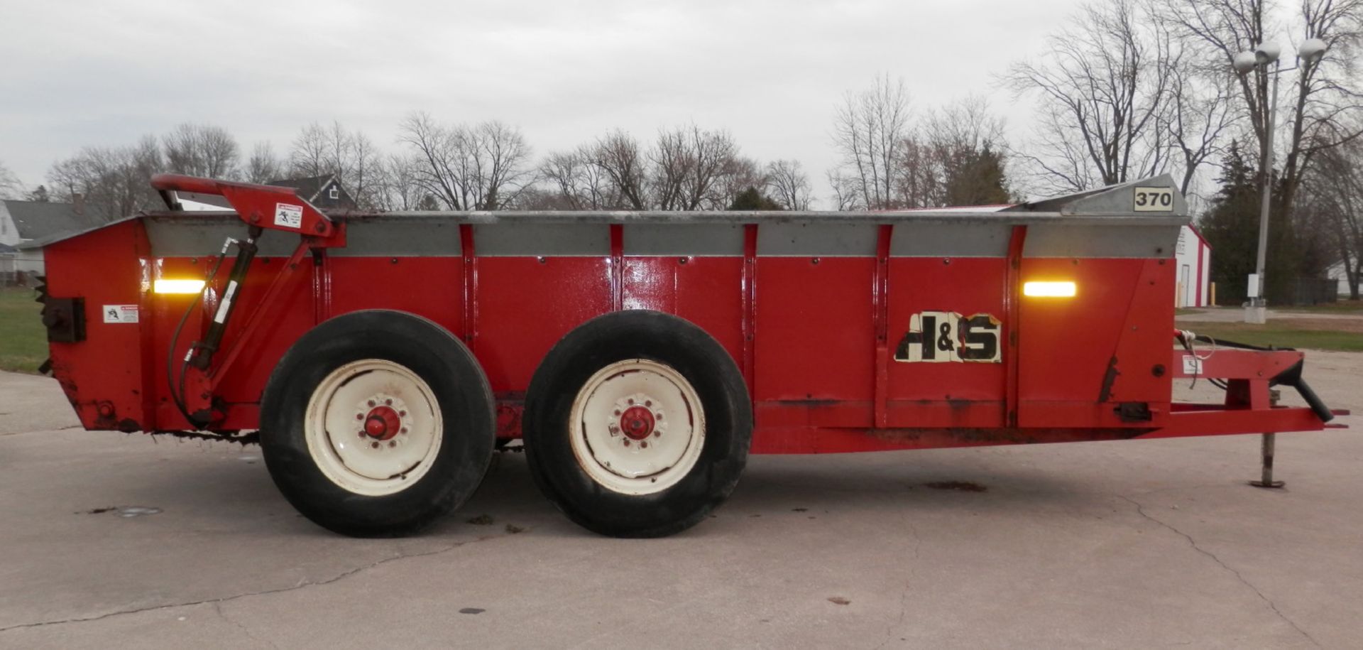 H&S 370 TANDEM AXLE BOX MANURE SPREADER - Image 2 of 9