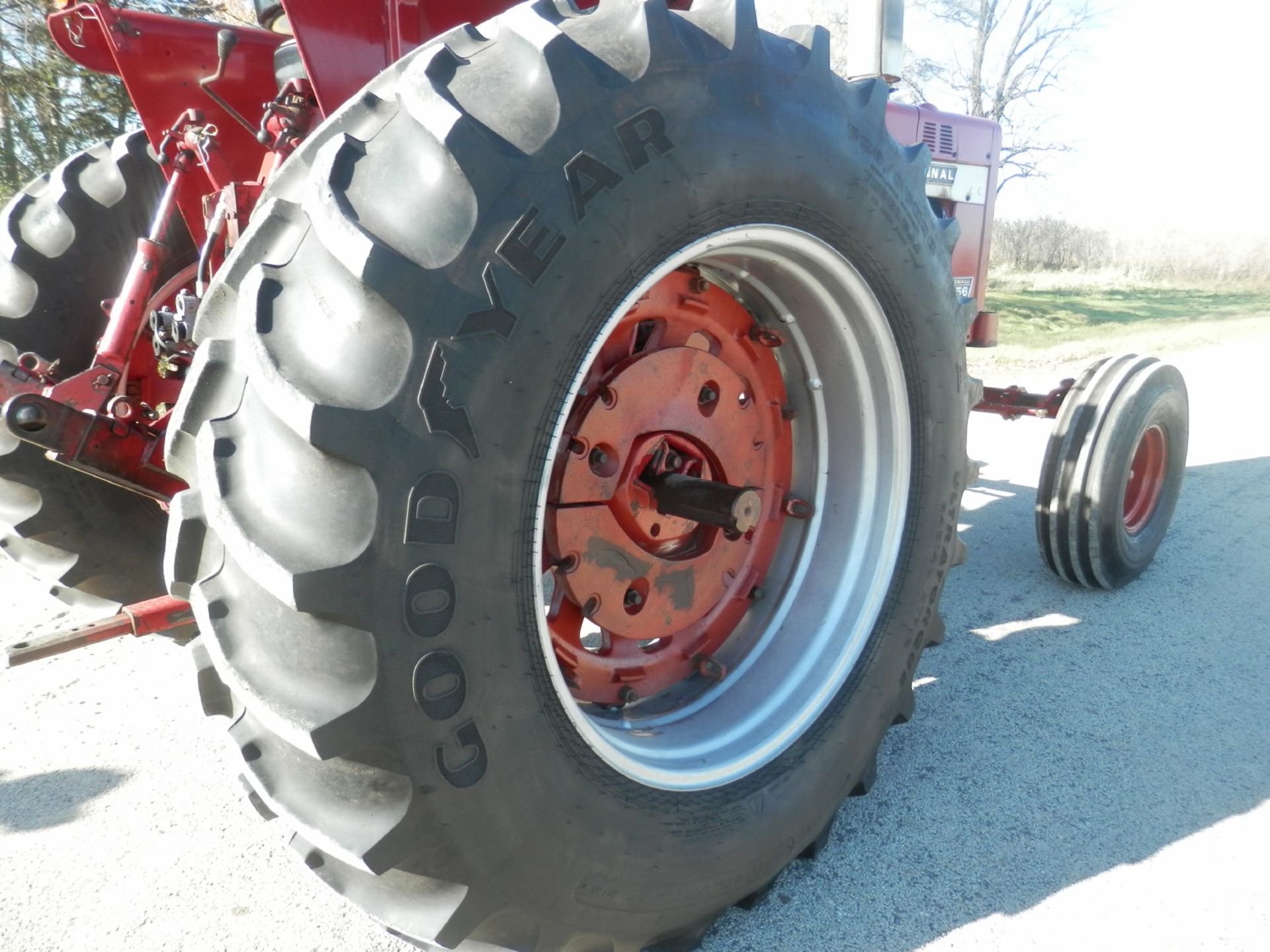 IH FARMALL 856 2WD TRACTOR - Image 15 of 19