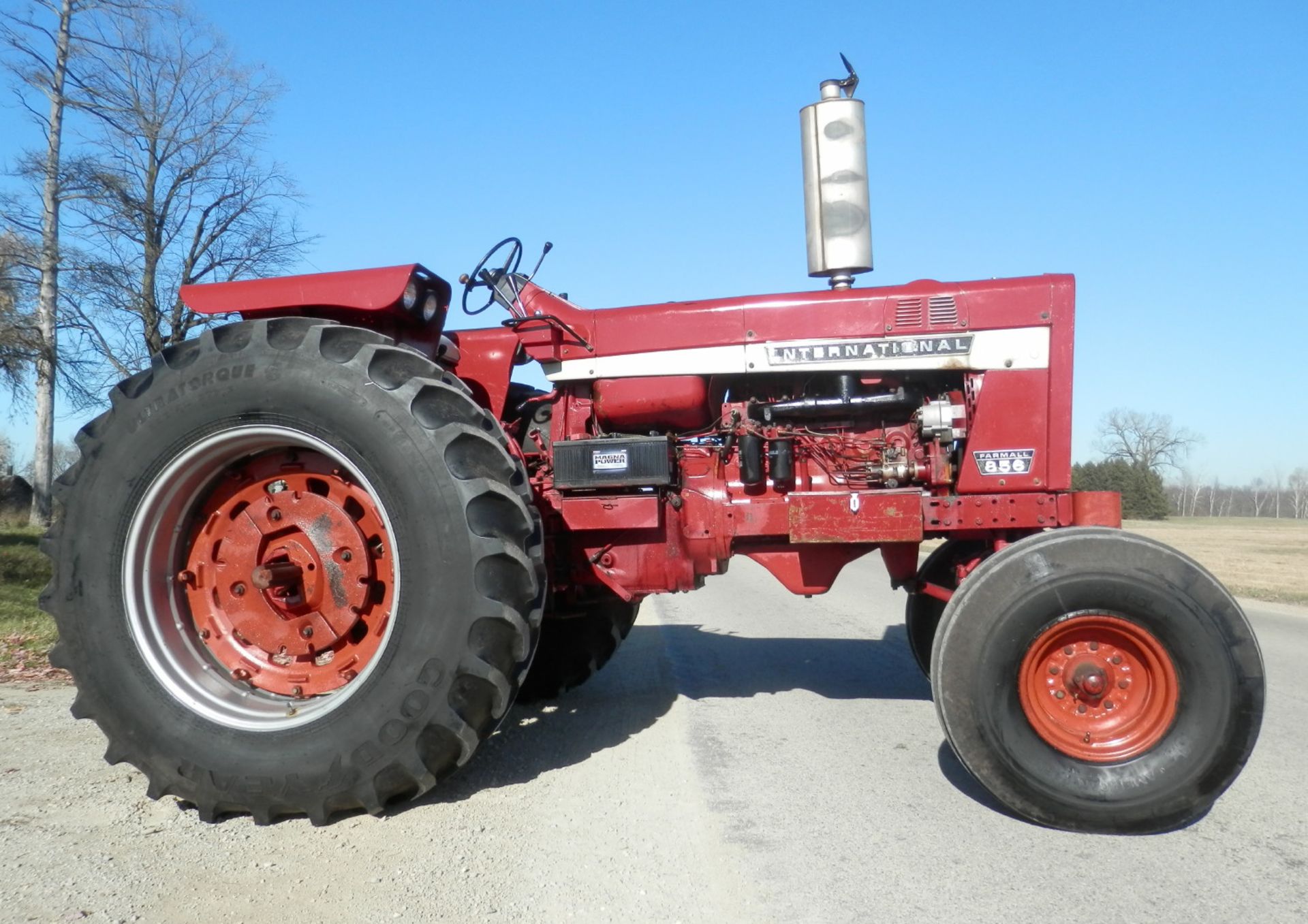 IH FARMALL 856 2WD TRACTOR - Image 7 of 19