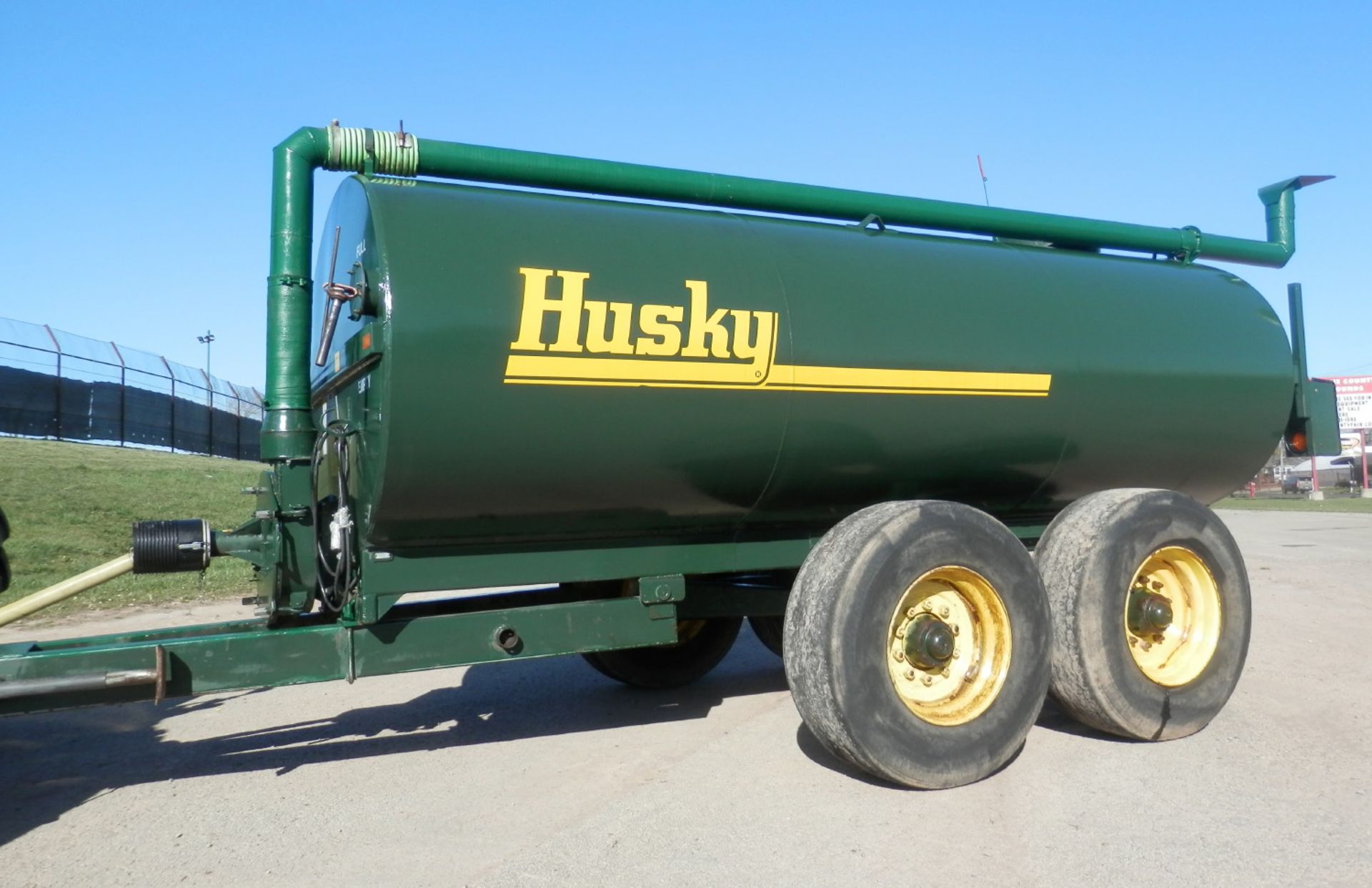 HUSKY 3000 GAL TANDEM AXLE MANURE TANKER - Image 3 of 19