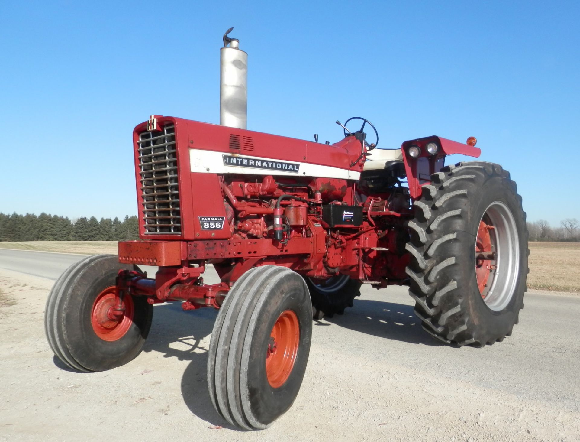 IH FARMALL 856 2WD TRACTOR