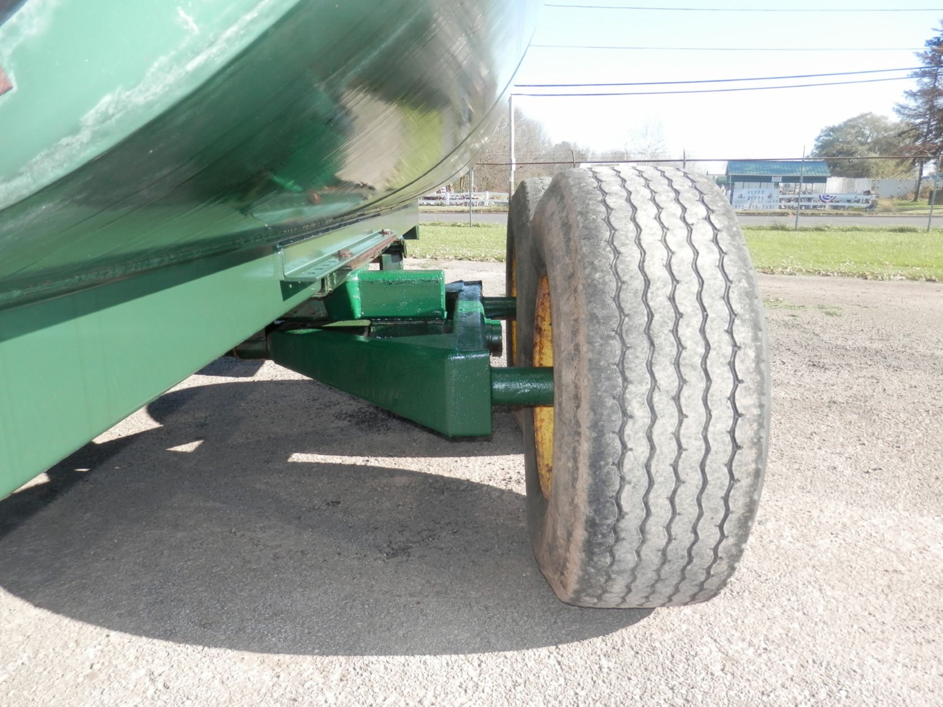 HUSKY 3000 GAL TANDEM AXLE MANURE TANKER - Image 14 of 19