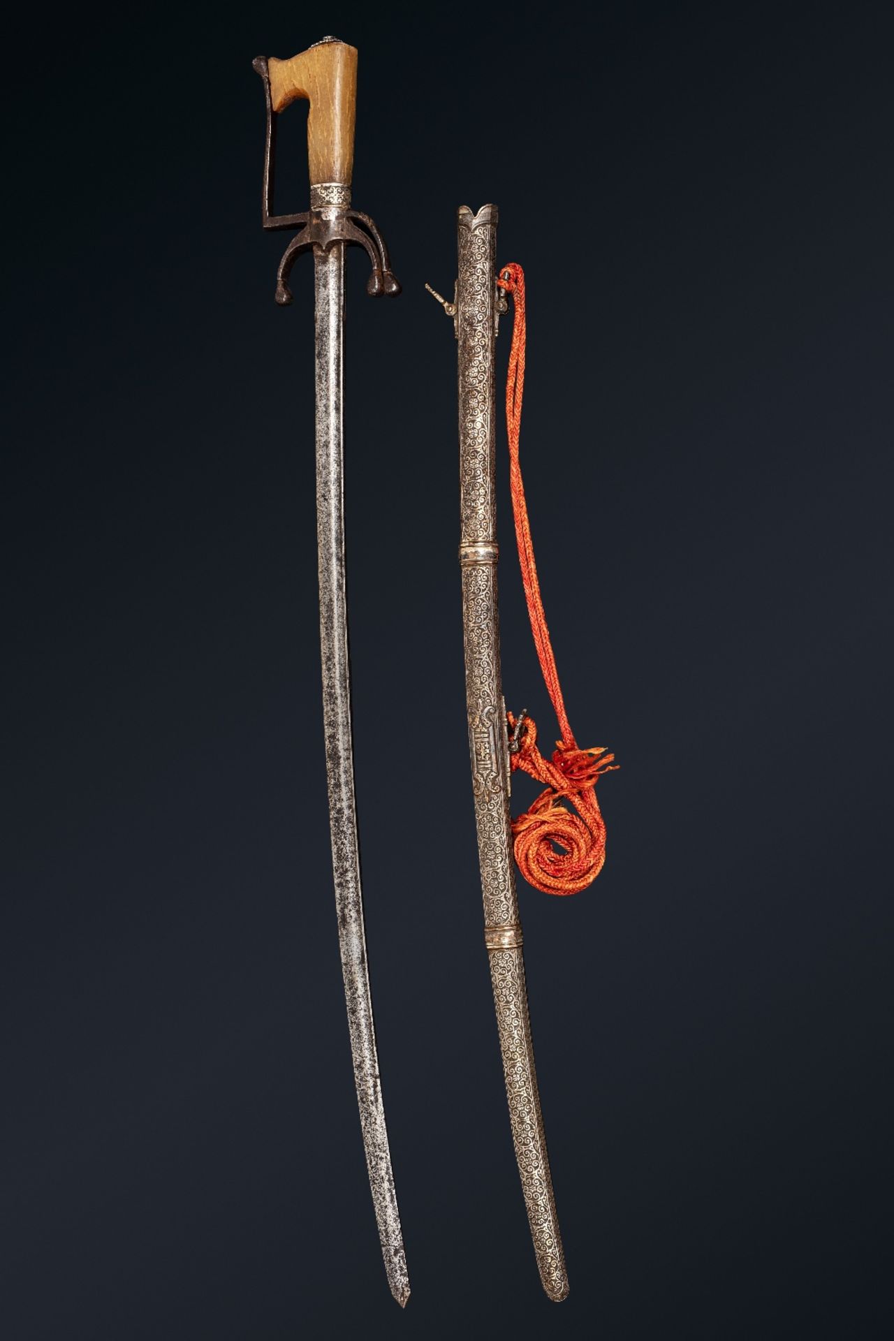 NimchaMaroc, XIXe siècleEpée à poignée en corne blonde, la garde en argent, les quillons en métal. - Bild 2 aus 4