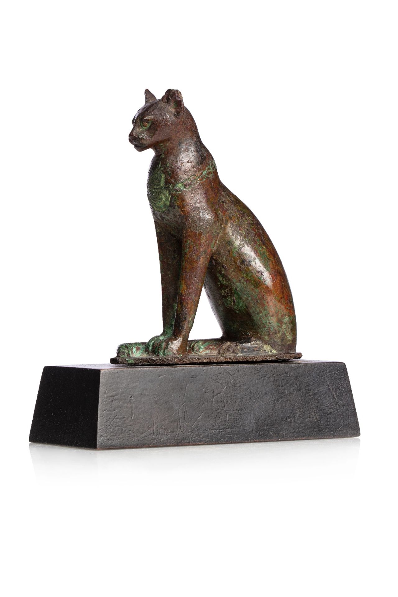 Statuette de chatte Bastète assiseIncrusté d'argent Elle porte un collier autour du tronc Belle