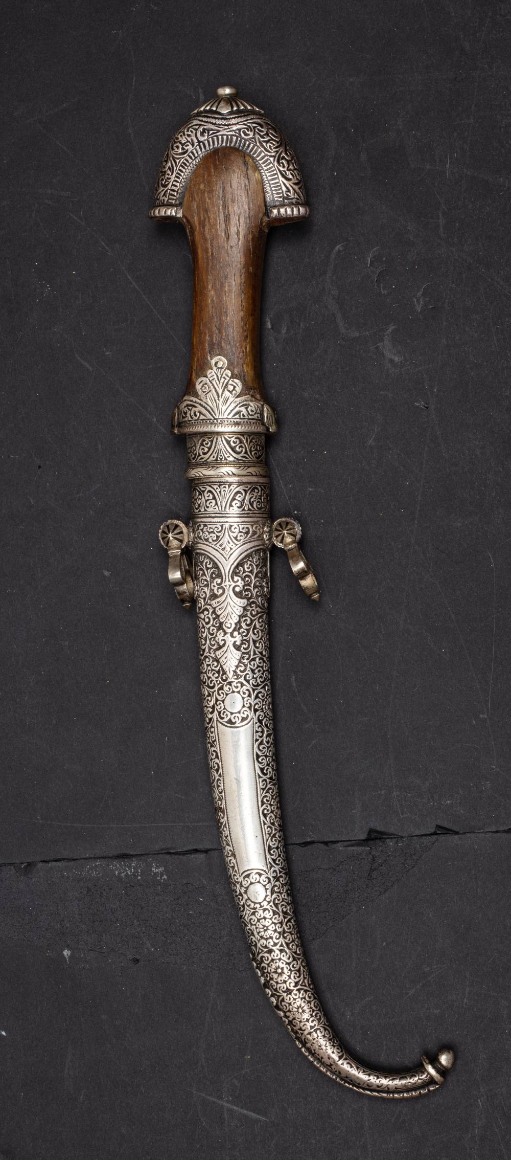 KoumiyyaMaroc, XIXe siècleA lame en acier à double tranchant, légèrement courbe, à poignée en - Image 3 of 4