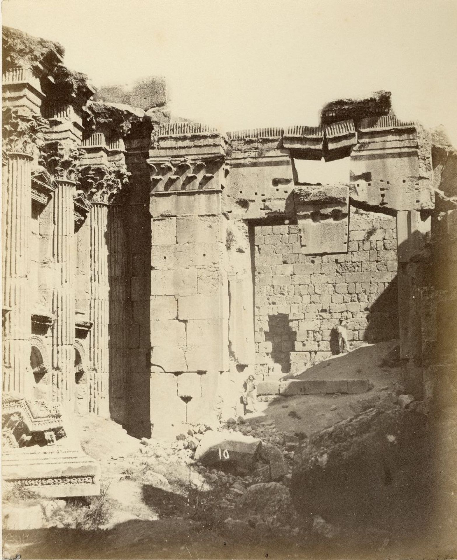 Baalbek, LibanVue générale du site : temple de Jupiter, sanctuaire de Bacchus, c. 1870 6 tirages - Image 3 of 3