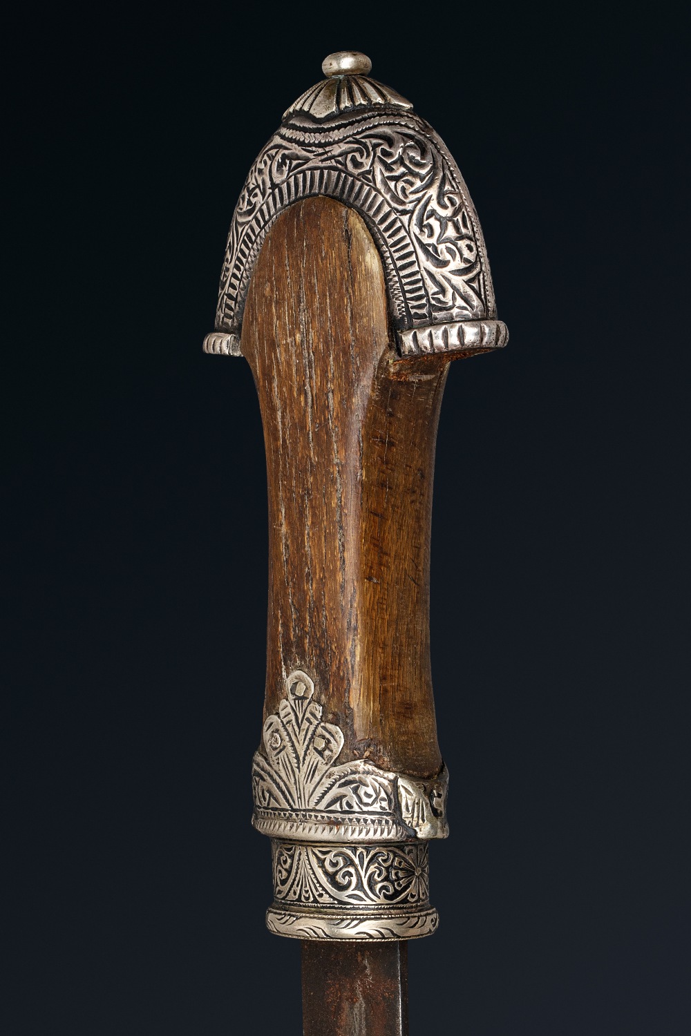 KoumiyyaMaroc, XIXe siècleA lame en acier à double tranchant, légèrement courbe, à poignée en - Image 4 of 4