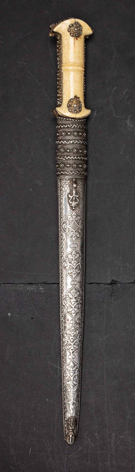 Beau Khanjar de cour ottomaneTurquie, XVIIIe siècleDague à poignée en ivoire de morse appliquée de - Bild 3 aus 4