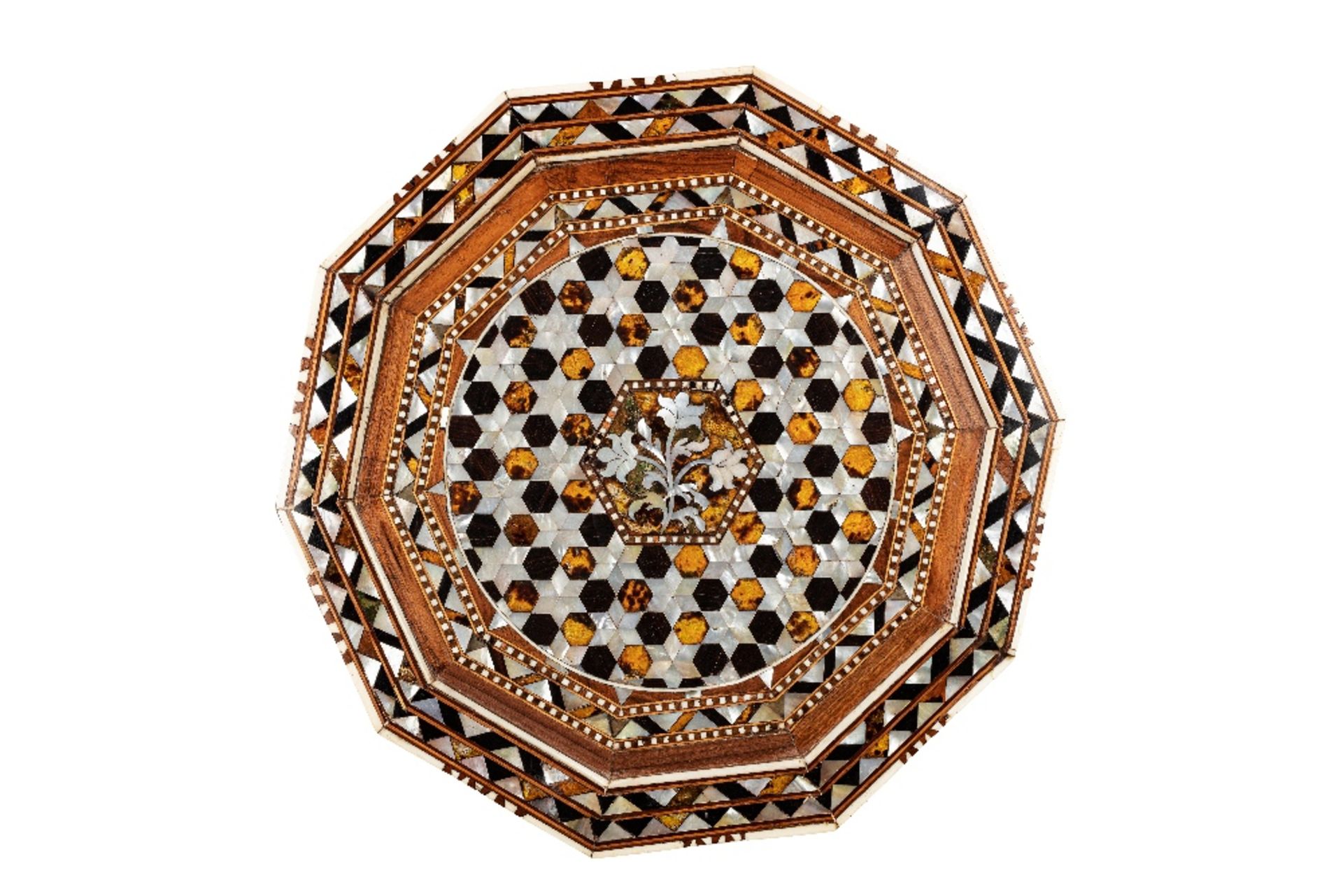 Grand guéridon ottomanTurquie, XVIIIe siècleTable de forme décagonale en bois incrusté de nacre, d'