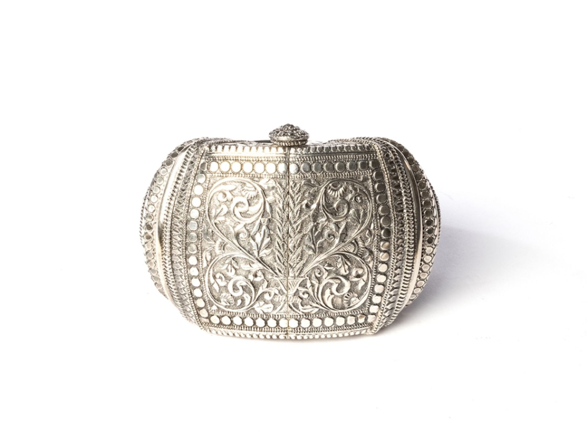Magnifique bracelet de chevilleInde, probablement Gujarat, XIXe siècleEn argent gravé et ciselé