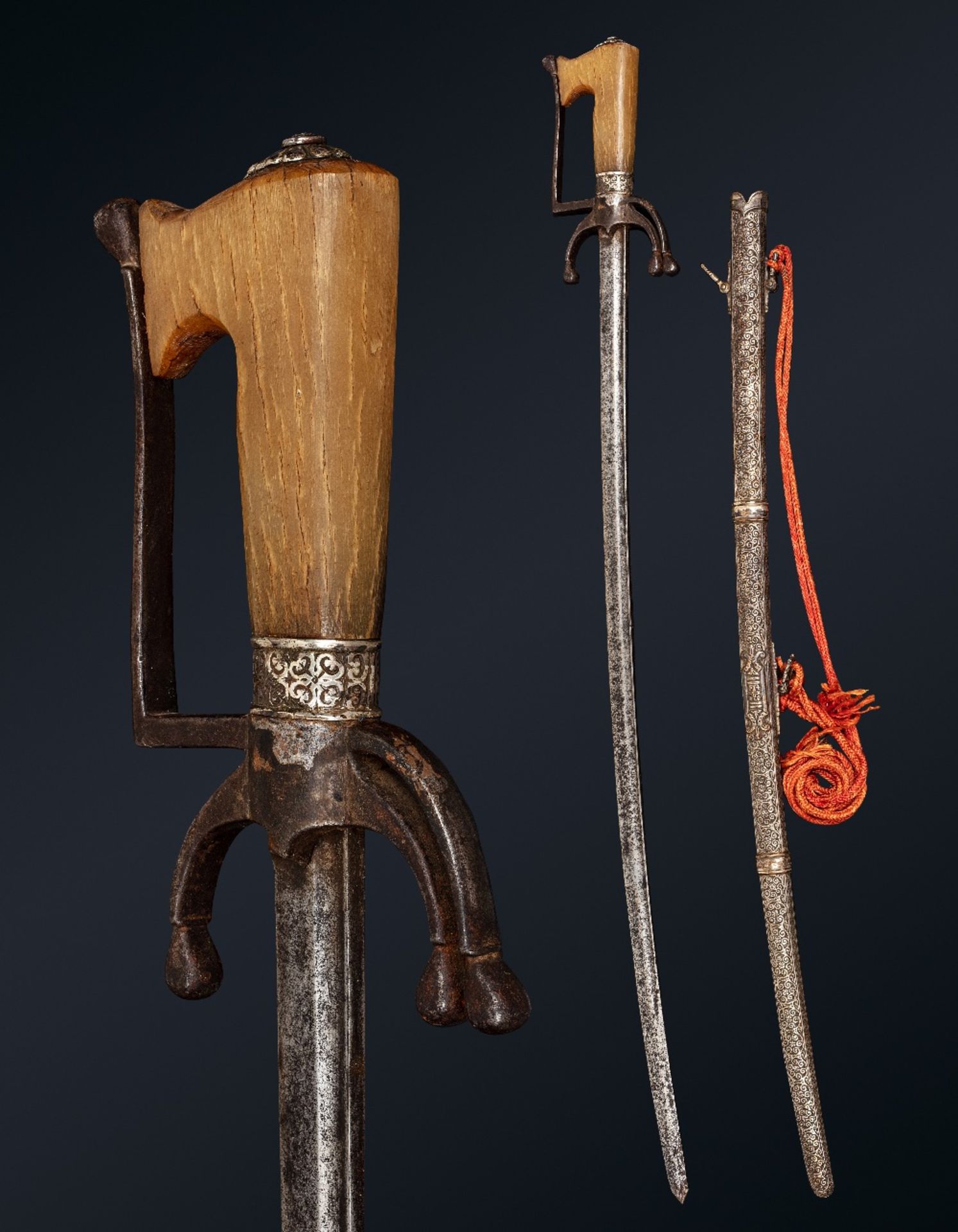 NimchaMaroc, XIXe siècleEpée à poignée en corne blonde, la garde en argent, les quillons en métal.
