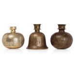 Trois hukka du DeccanInde, XVIIIe et XIXe sièclesDeux à panse globulaire et une campaniforme en