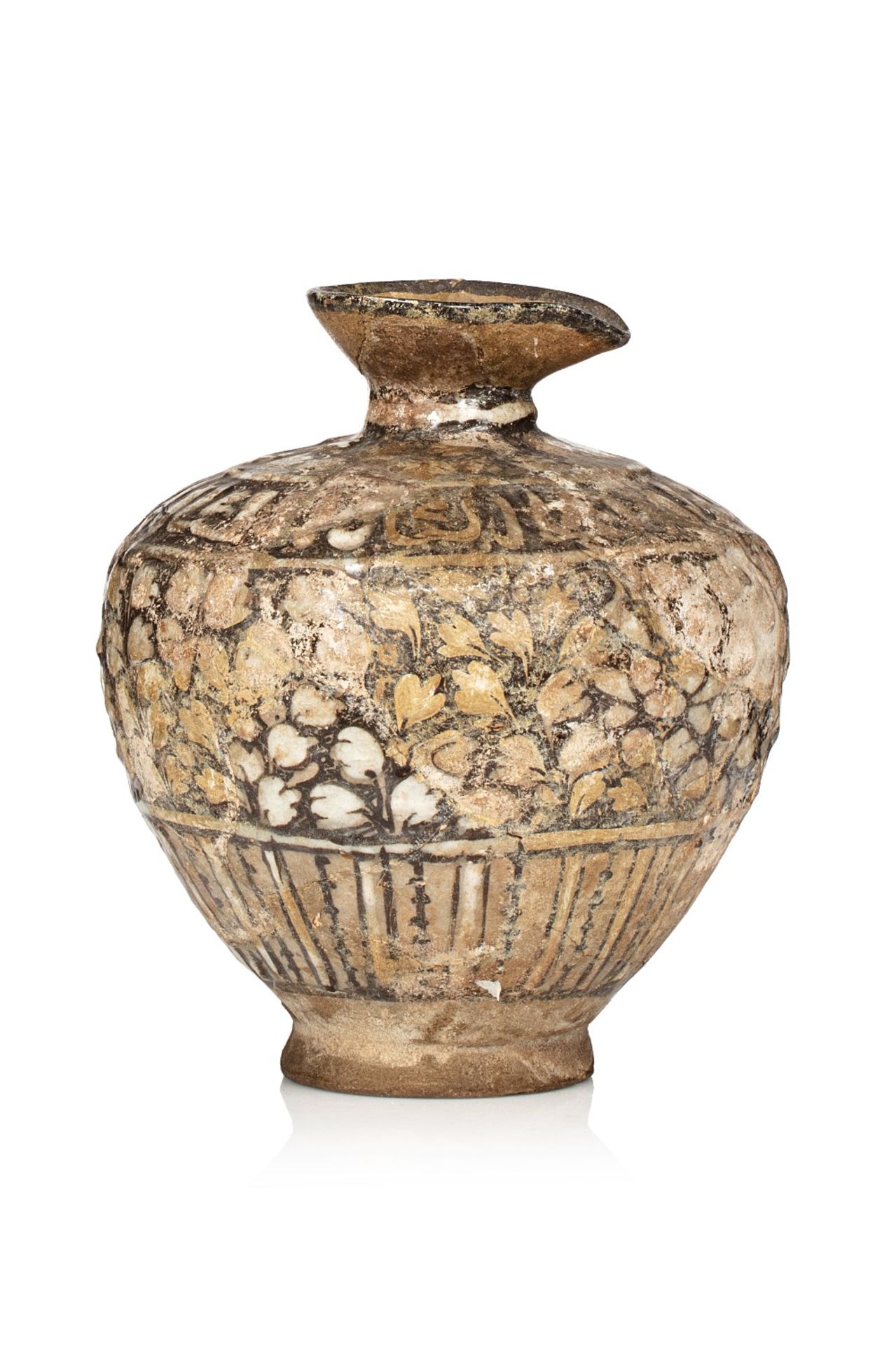 Vase épigraphiqueSultanabad, XVème siècleA large panse reposant sur un fin piédouche en céramique