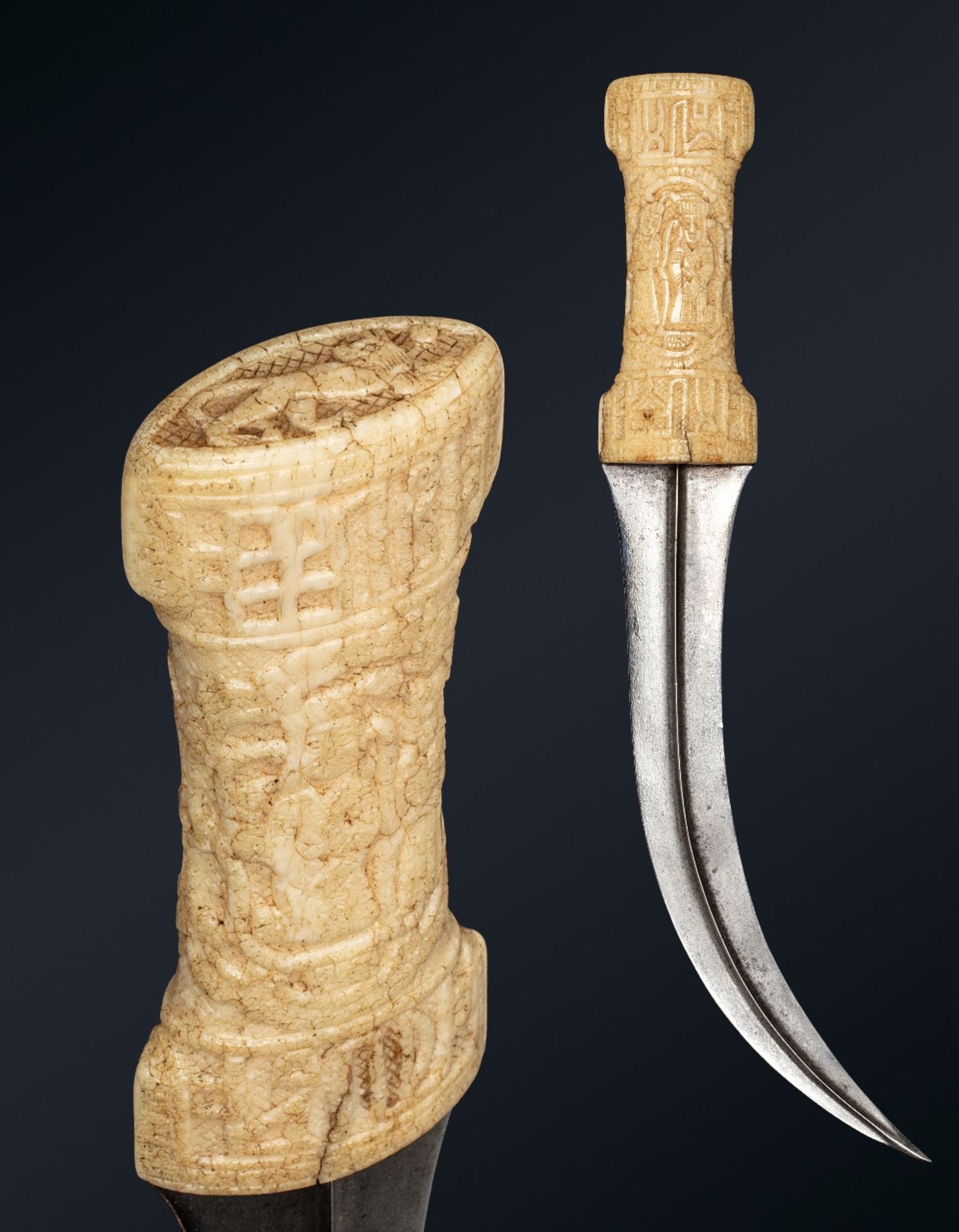 Jembiya QajarIran, XIXe sièclePoignard à poignée en ivoire de morse, à forte lame courbe en acier