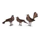 Ensemble d'oiseaux QajarIran, fin du XIXe siècleMâle, femelle et oisillon en acier bronzé à décor